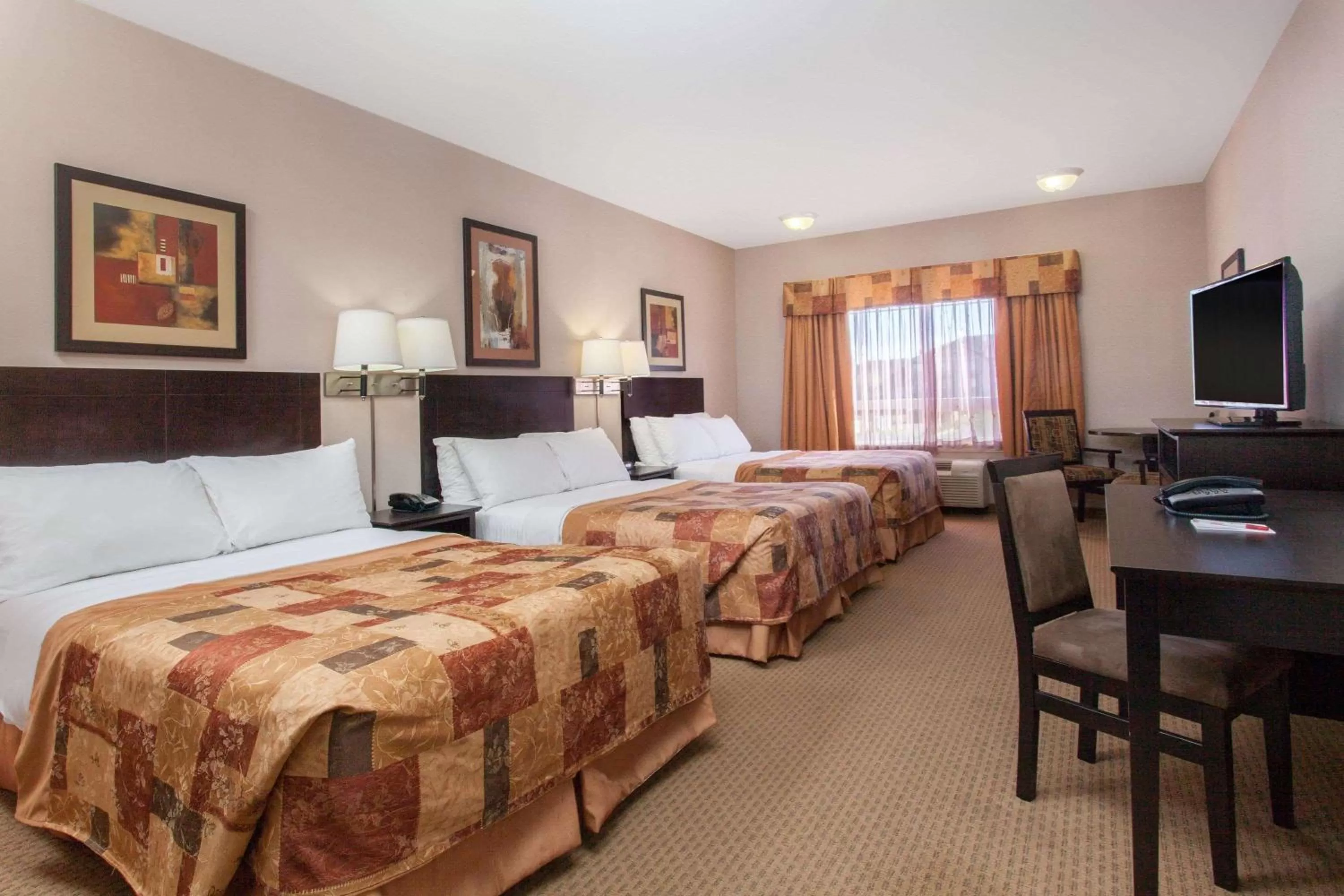 Photo of the whole room, Bed in Ramada by Wyndham Brooks