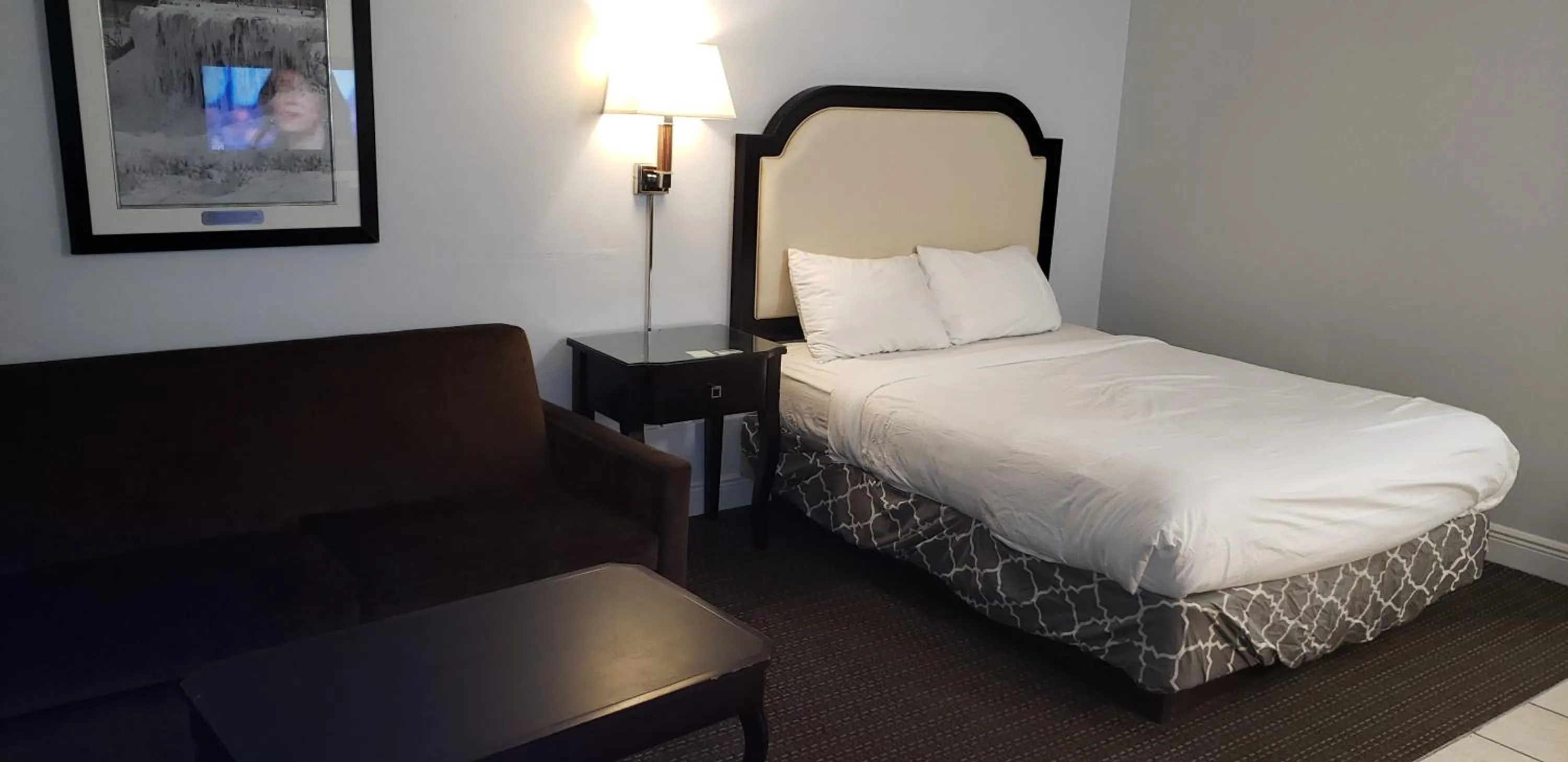 Bed in Niagara Falls Courtside Inn