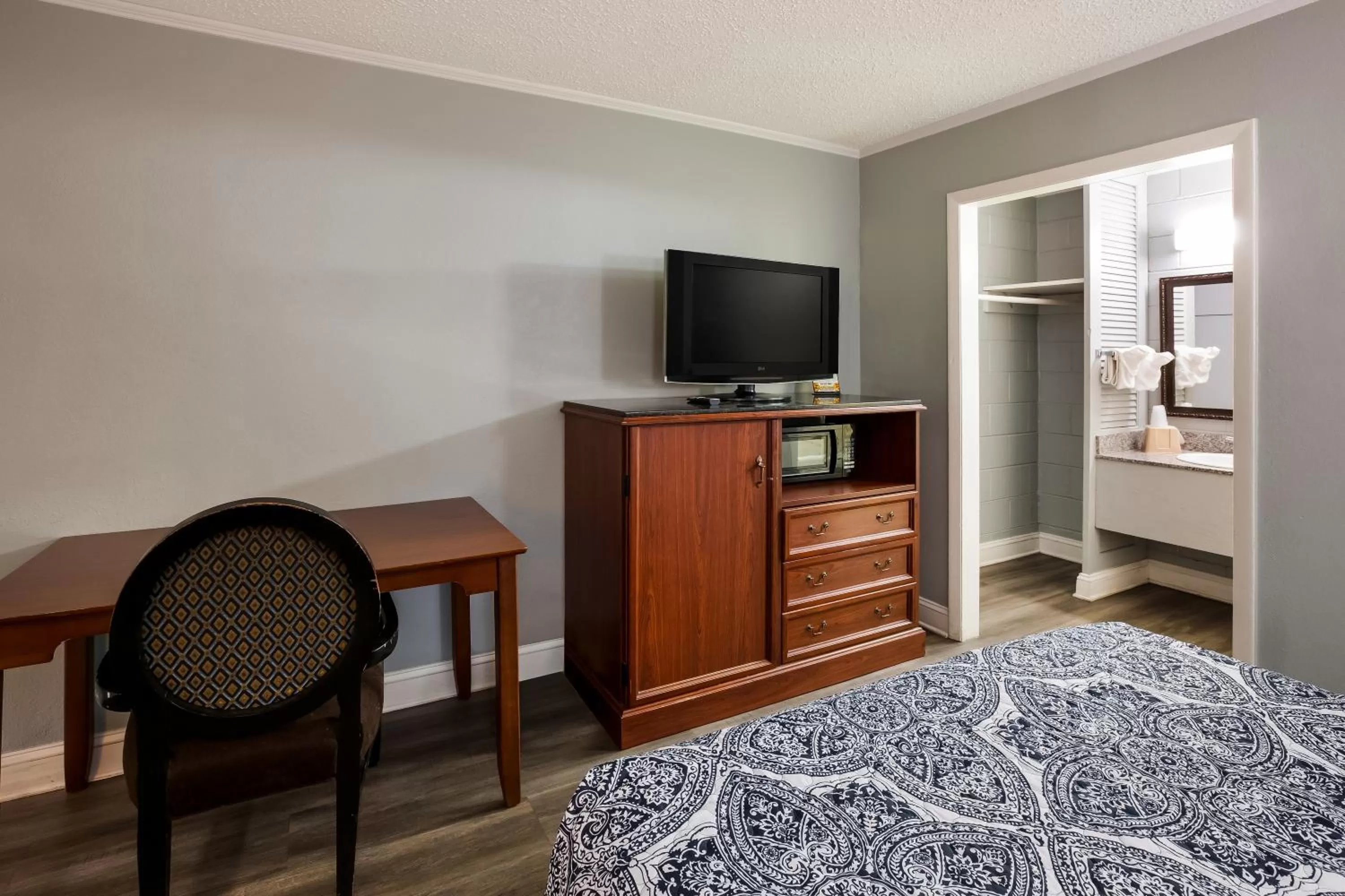 TV and multimedia in Knights Inn Fayetteville - Fort Bragg