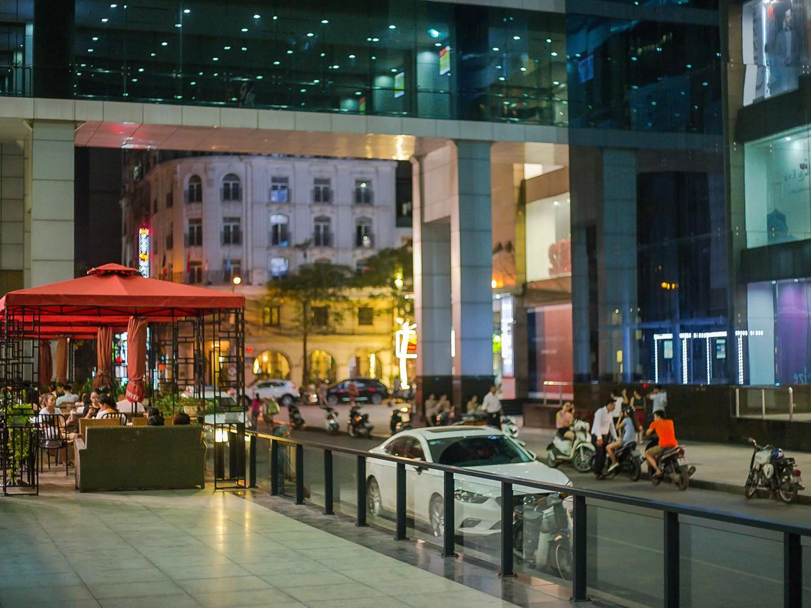 Evening entertainment in Emerald Boutique Hotel