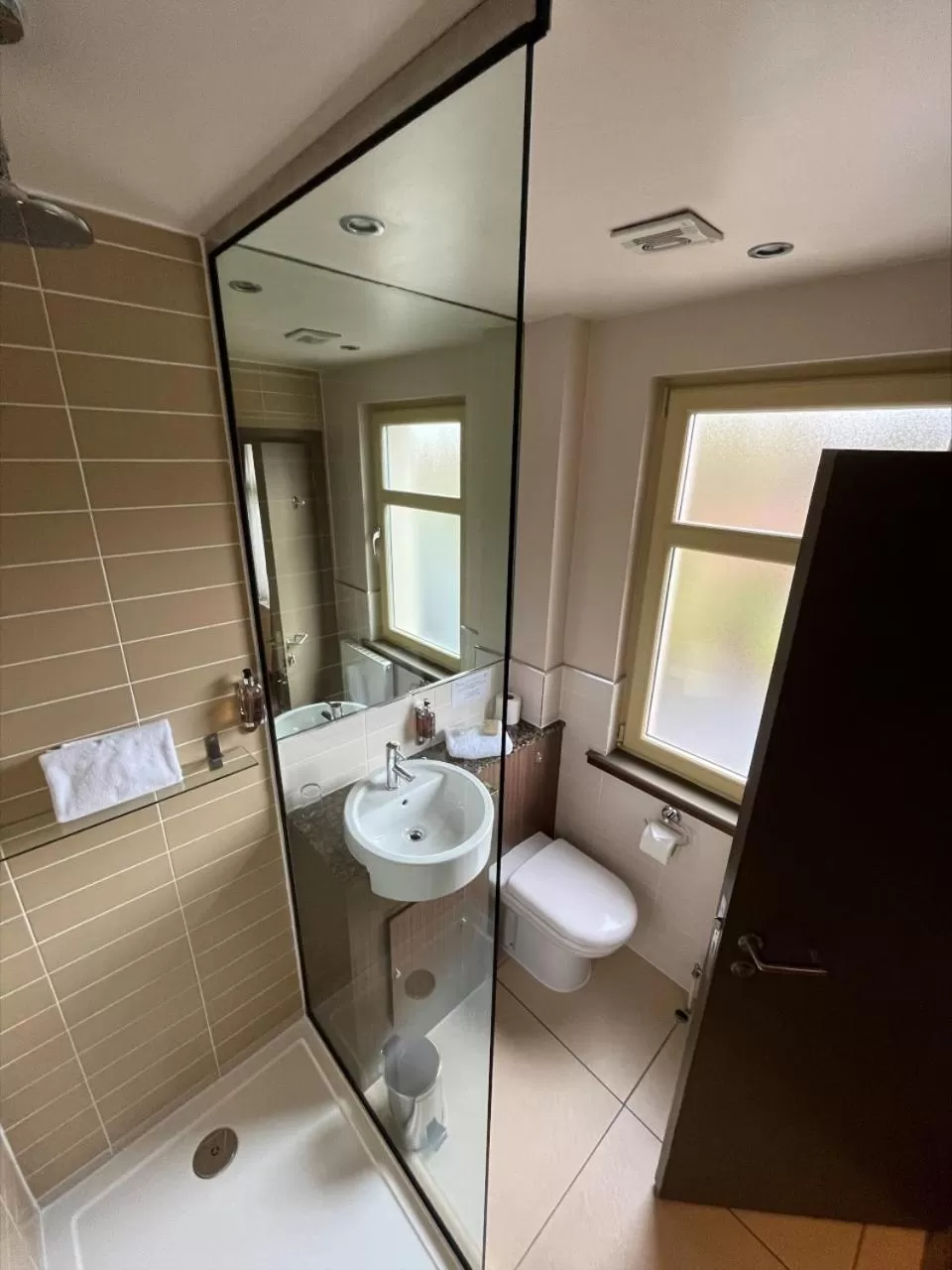 Bathroom in Lynnhurst Hotel