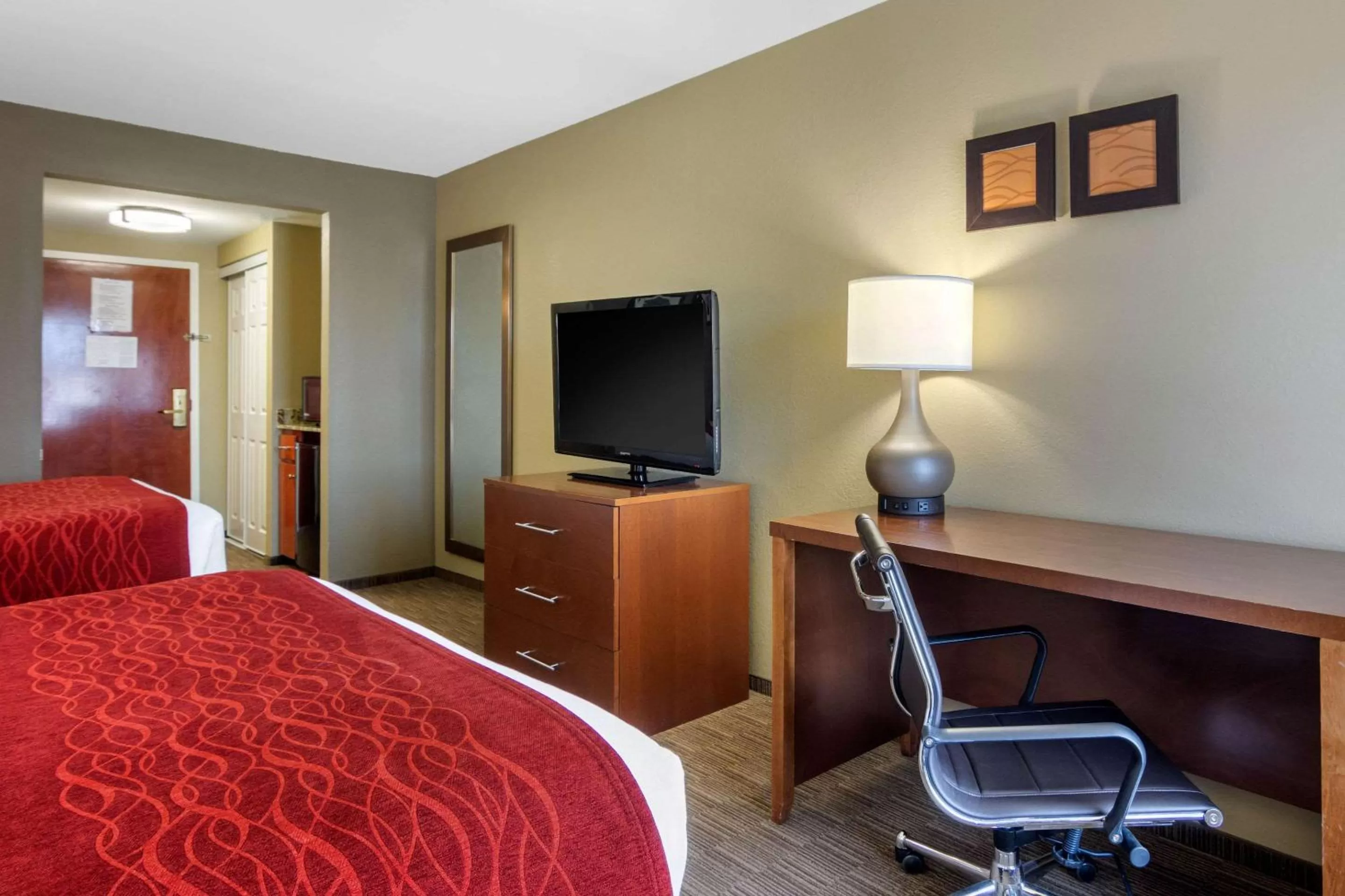 Photo of the whole room, Bed in Comfort Inn & Suites LaGrange East