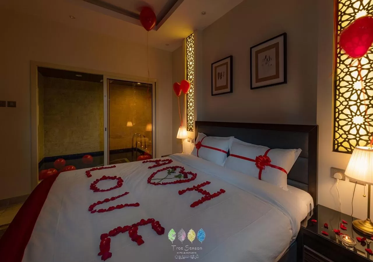 Bed in Tree Season Chalets