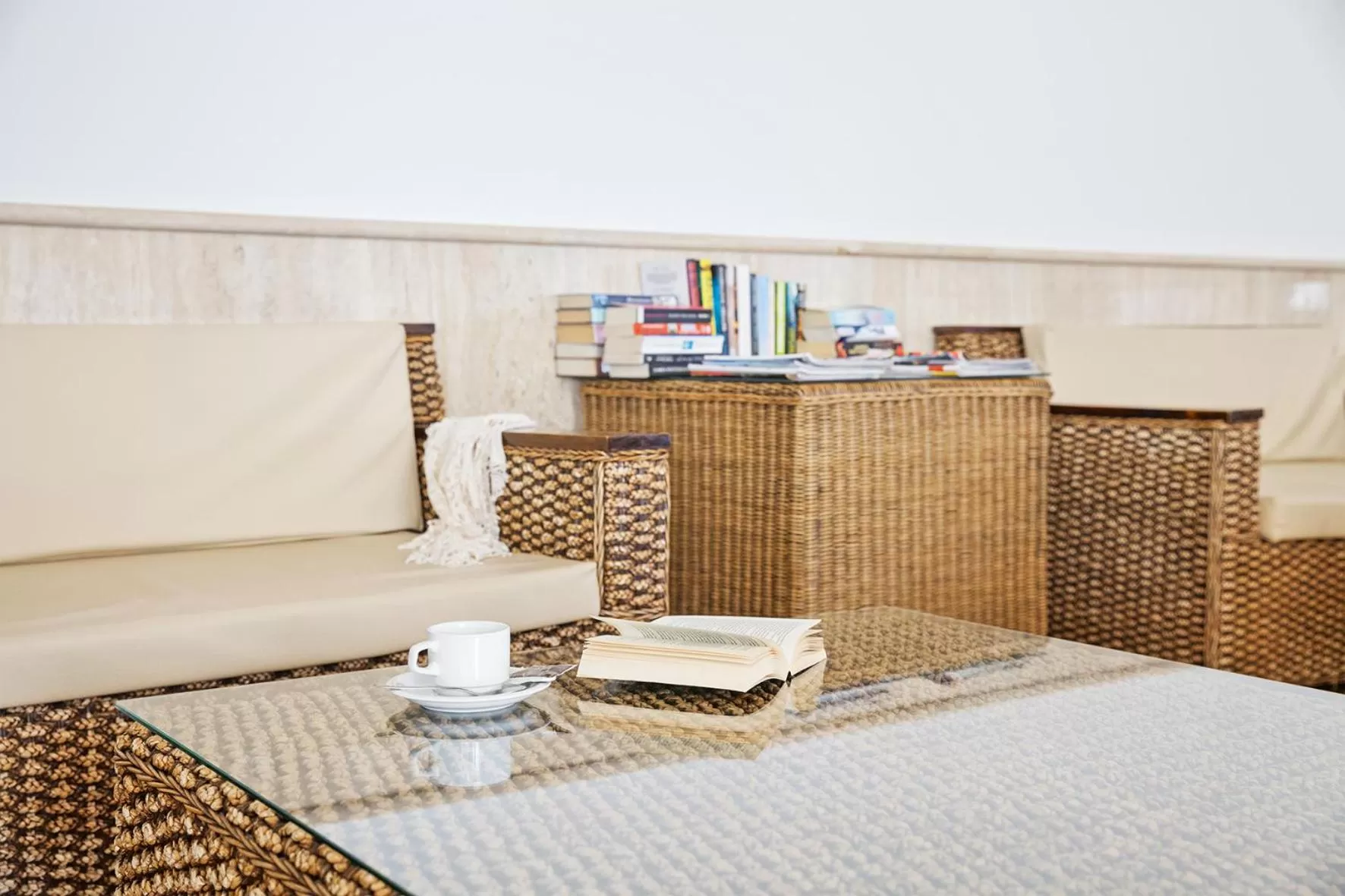 Communal lounge/ TV room in Hotel Pocillos Playa, solo Adultos