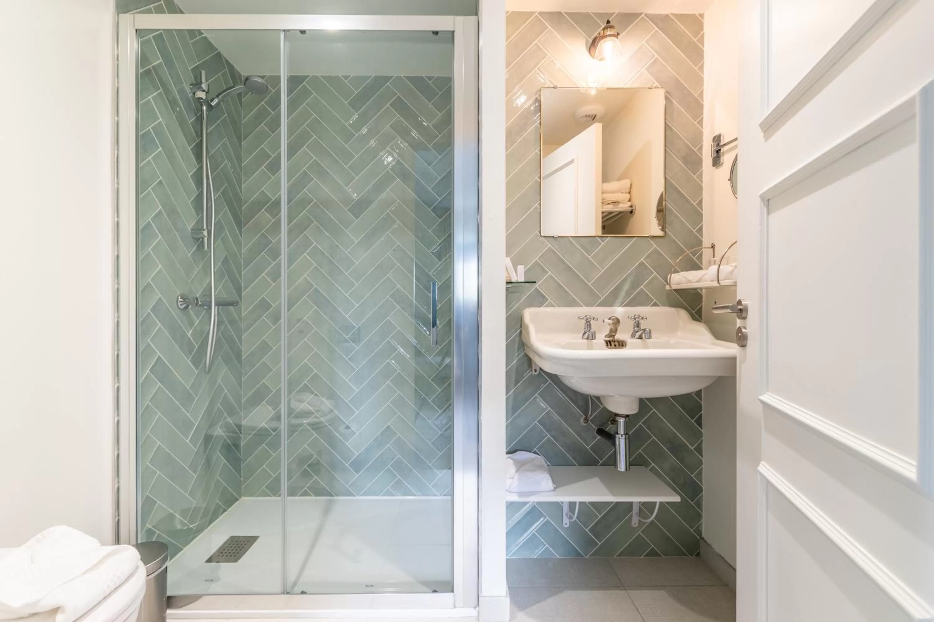 Shower in Hôtel Échappée en Baie - Parking privé gratuit dont forfaits bornes électriques réservable