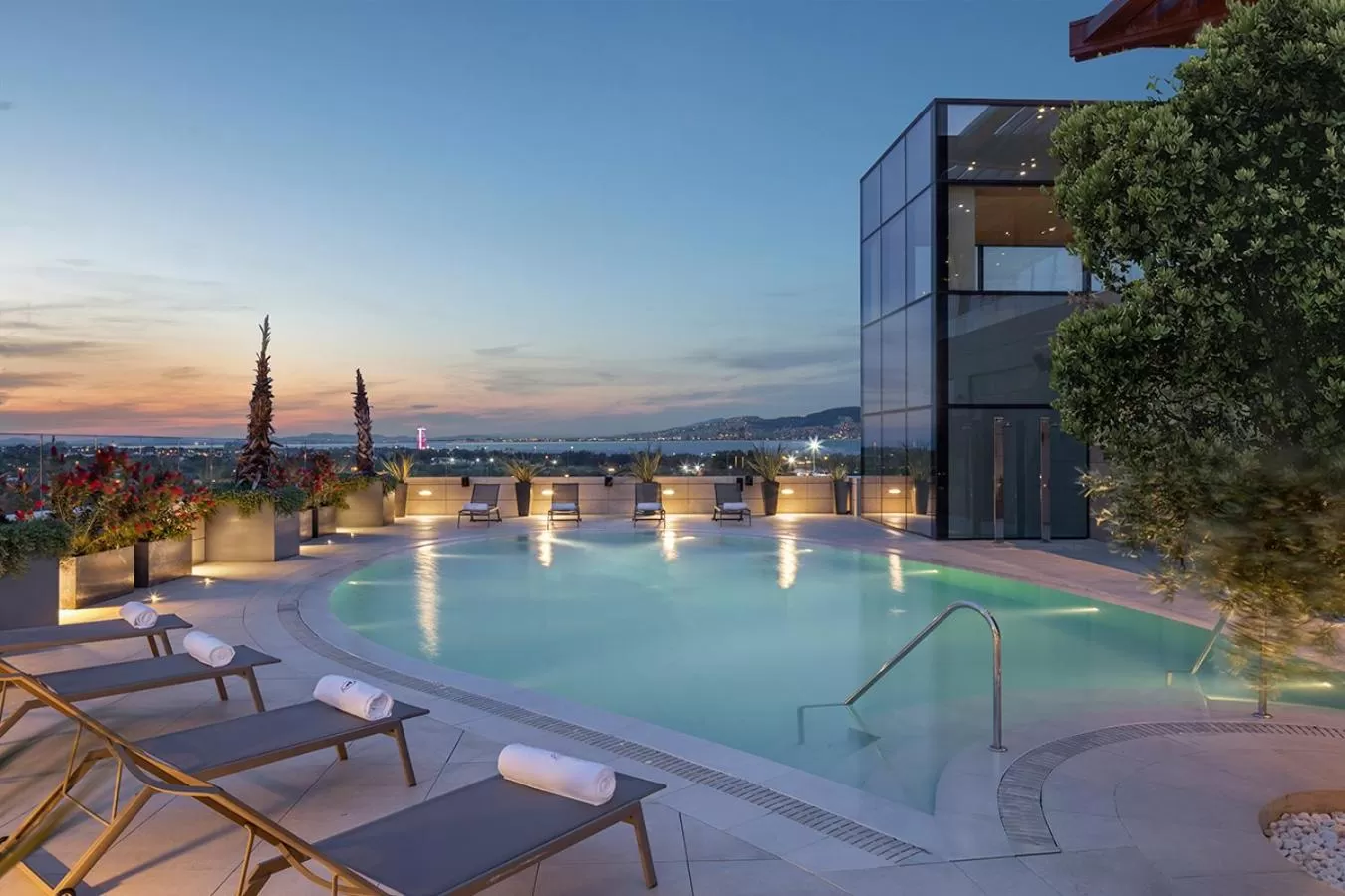 Swimming pool in Hyatt Regency Izmir IstinyePark