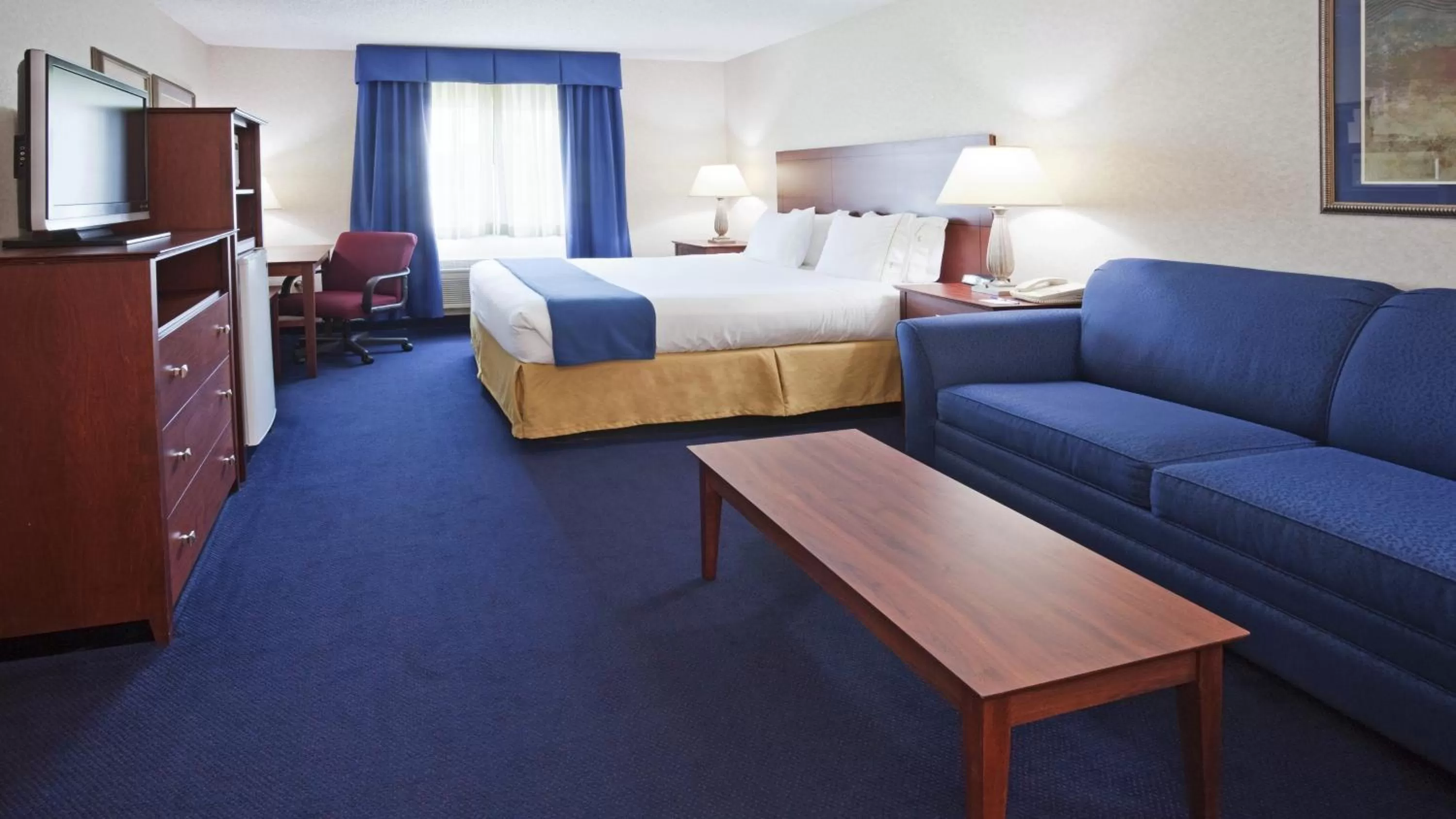 Photo of the whole room, Bed in Holiday Inn Express Deforest by IHG