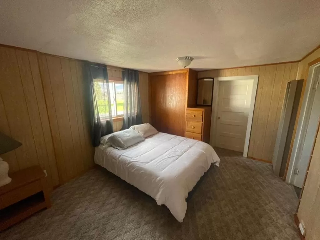 Bed in Sportsman Lodge Melrose MT