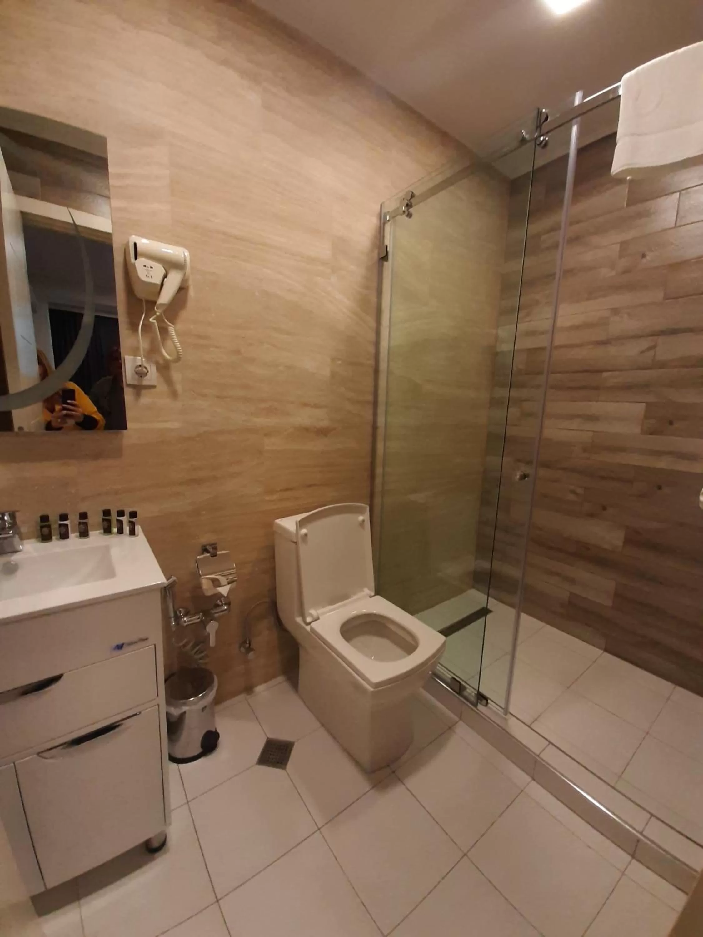 Shower, Bathroom in BG Palace Hotel