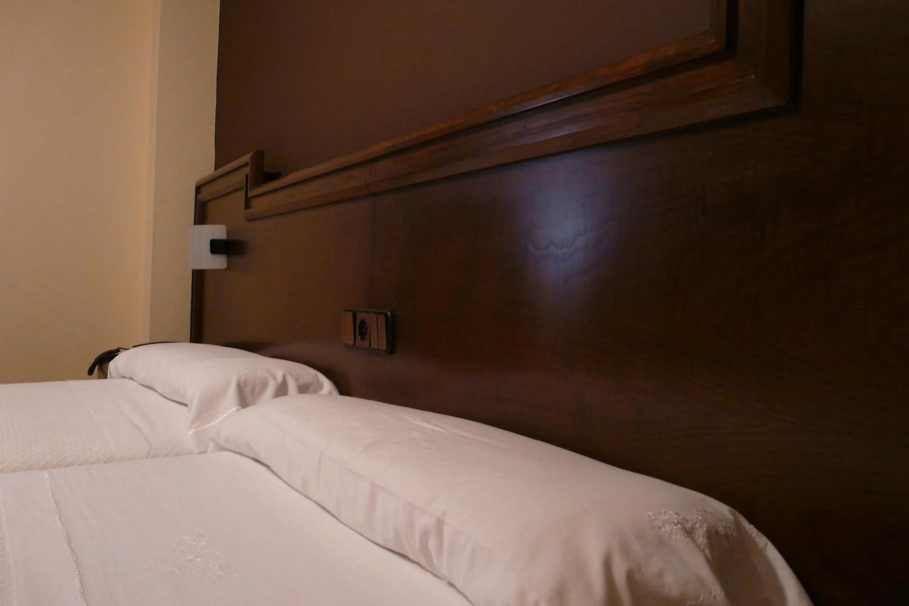 Photo of the whole room, Bed in Idh Angel