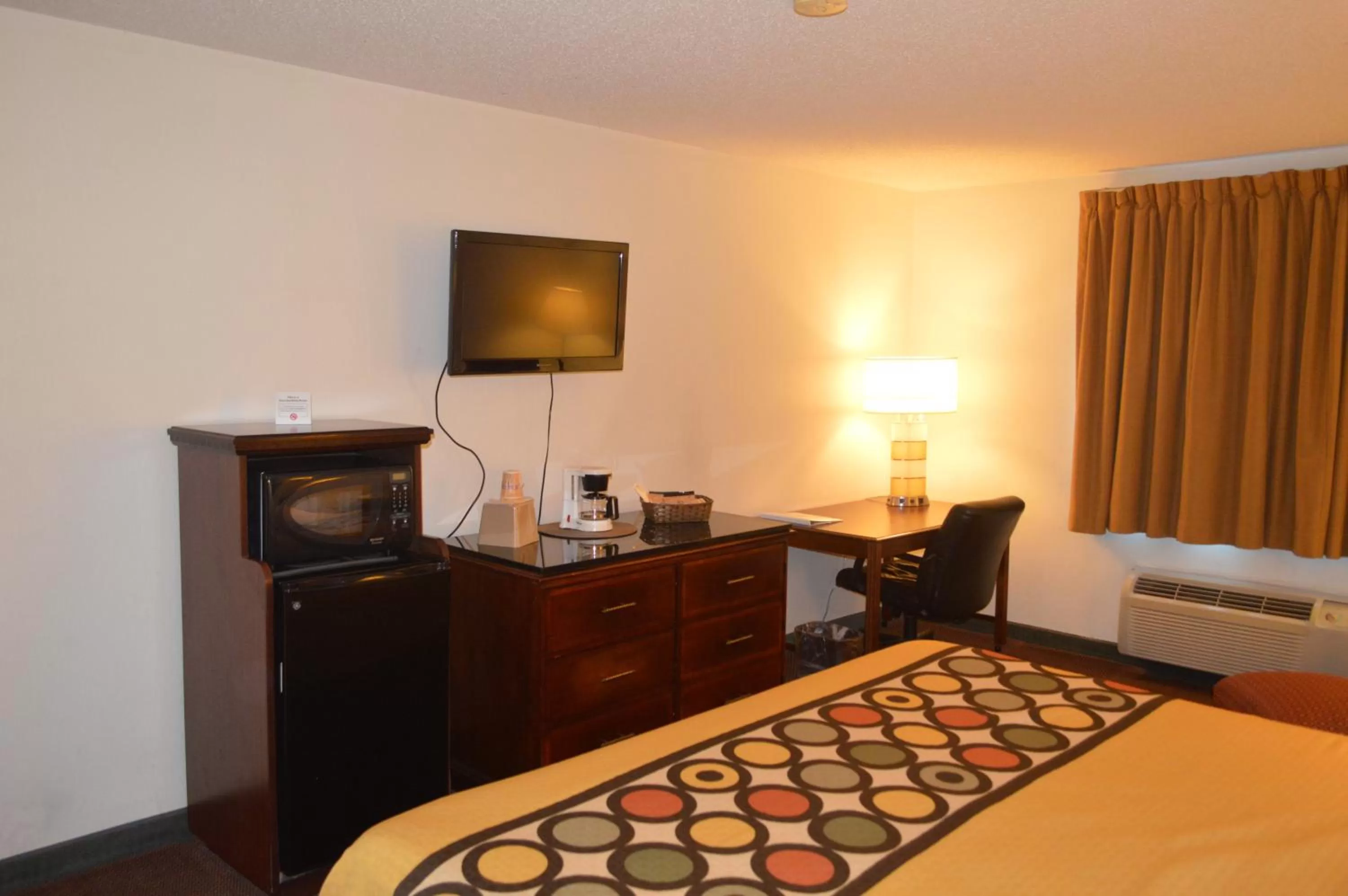 Bathroom, Bed in American Elite Inn