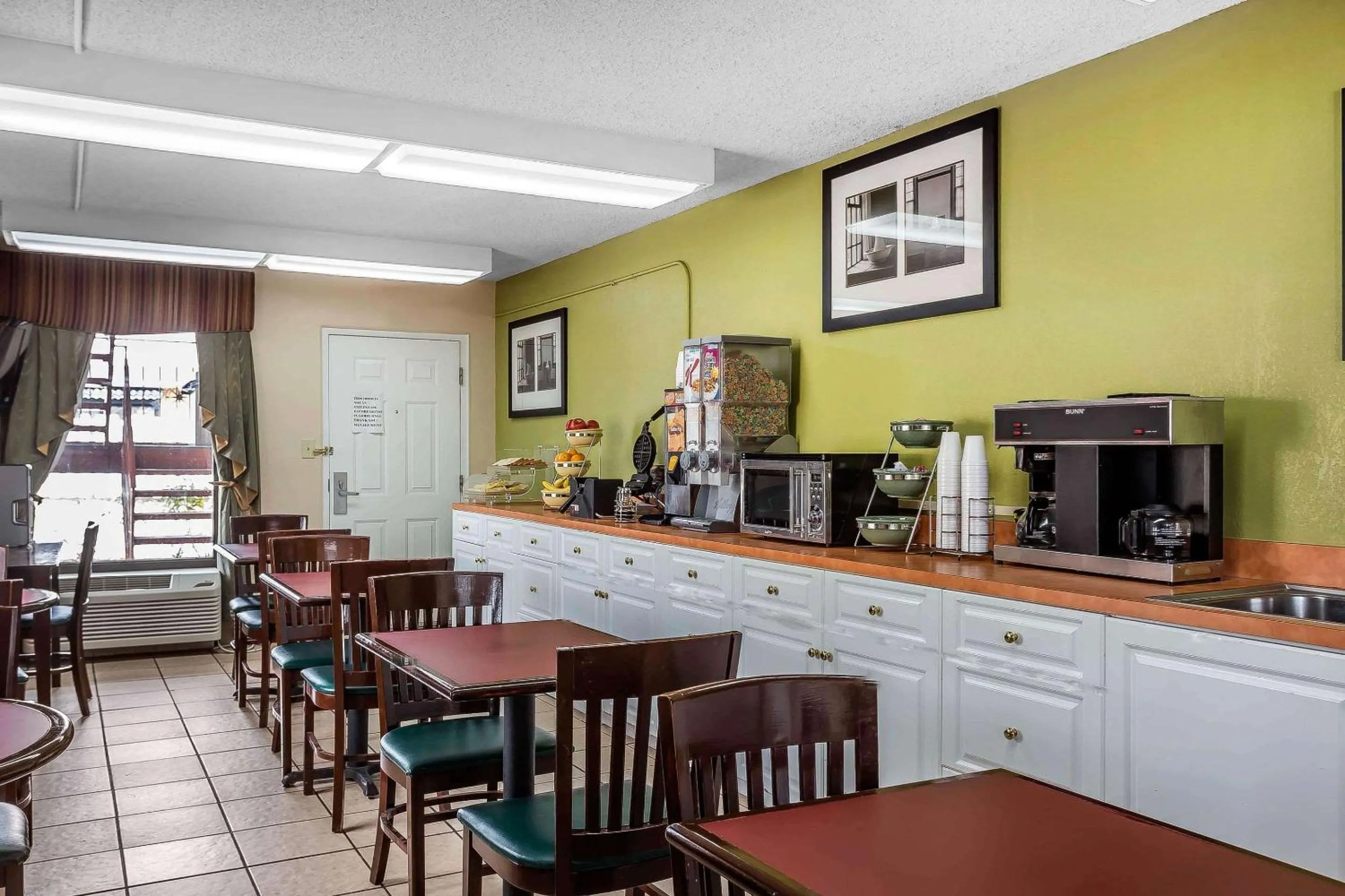 Restaurant/places to eat in Rodeway Inn Augusta South