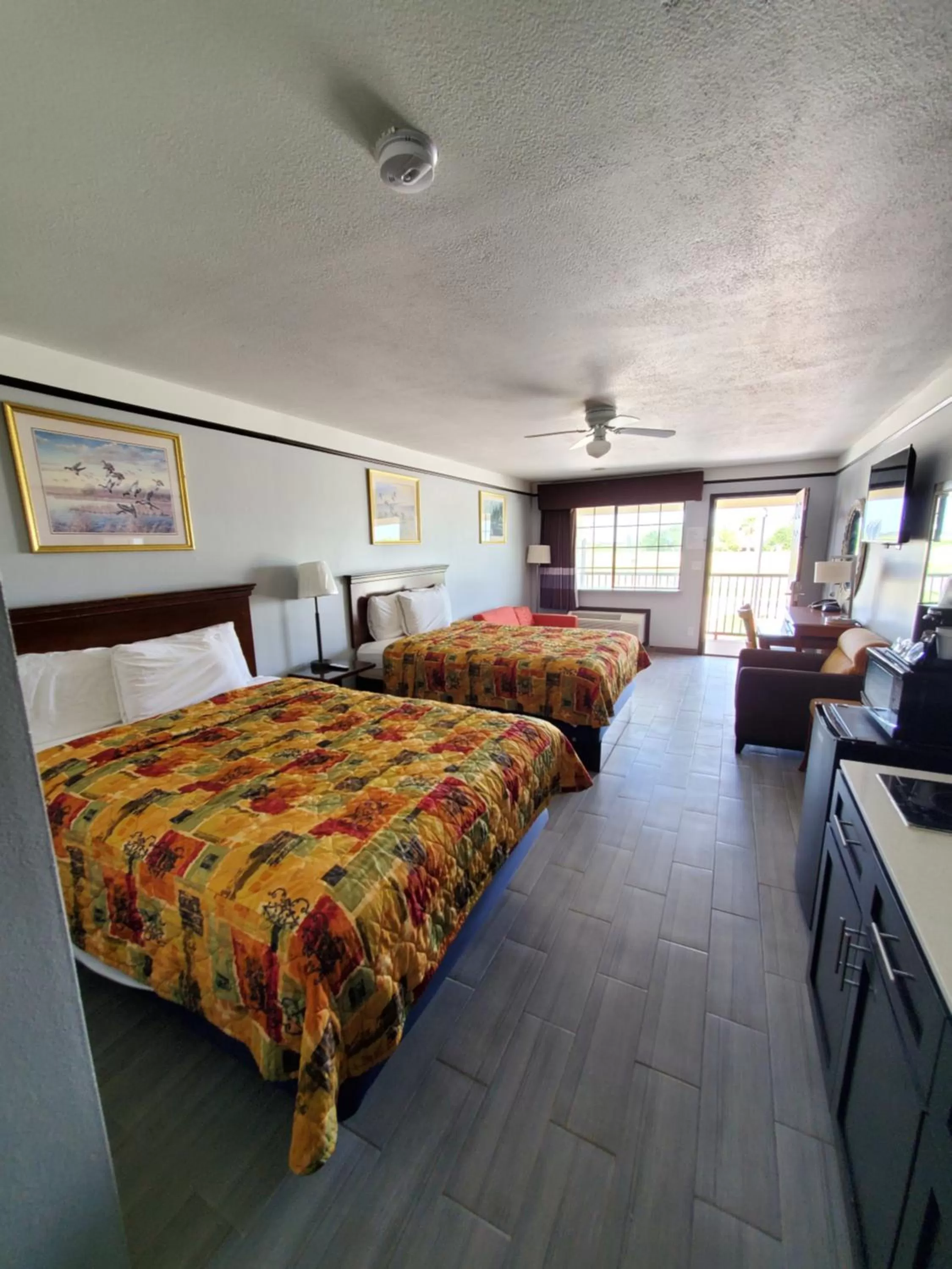 Bed in Deluxe Inn and Suites