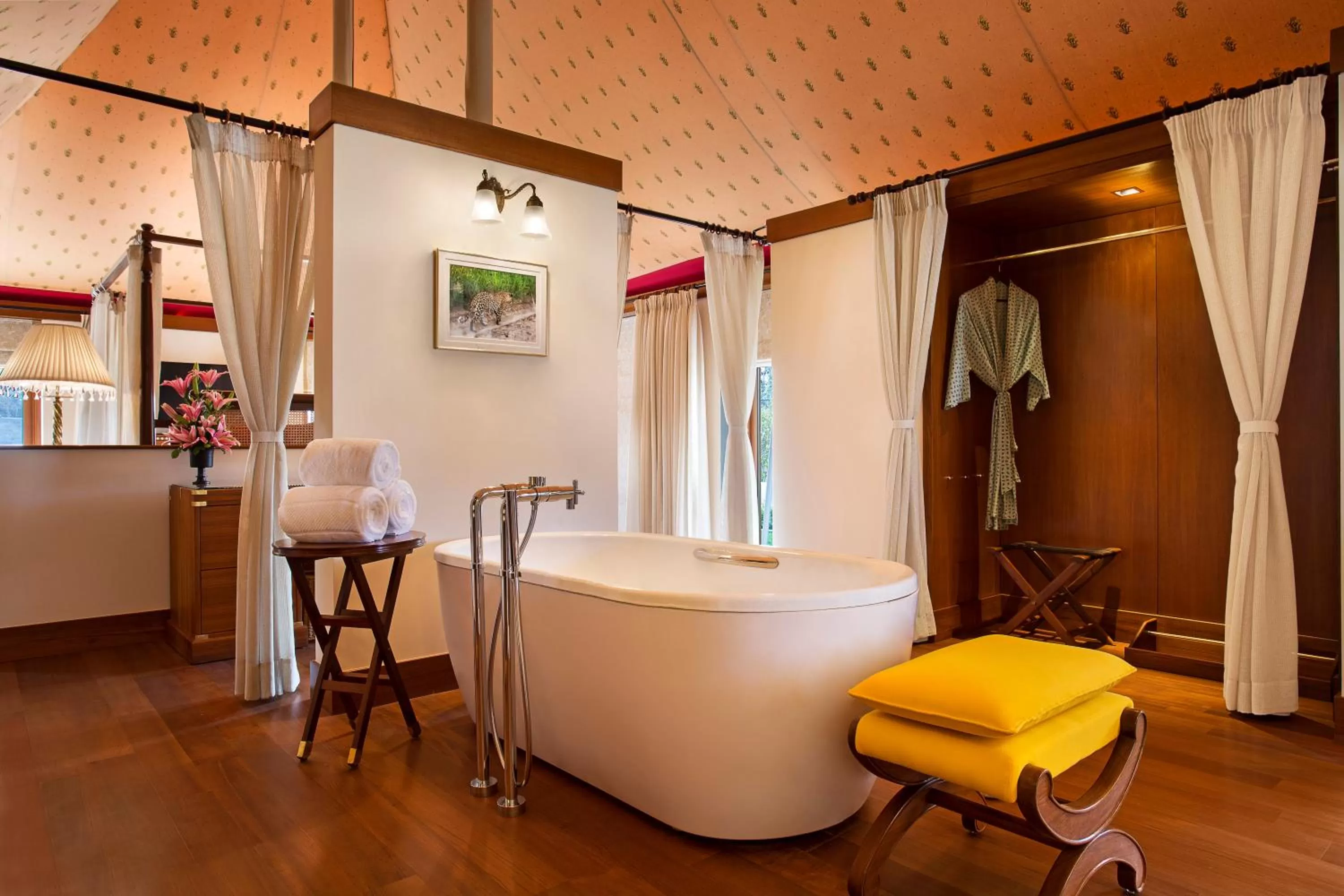 Bathroom, Bed in The Oberoi Sukhvilas Spa Resort, New Chandigarh