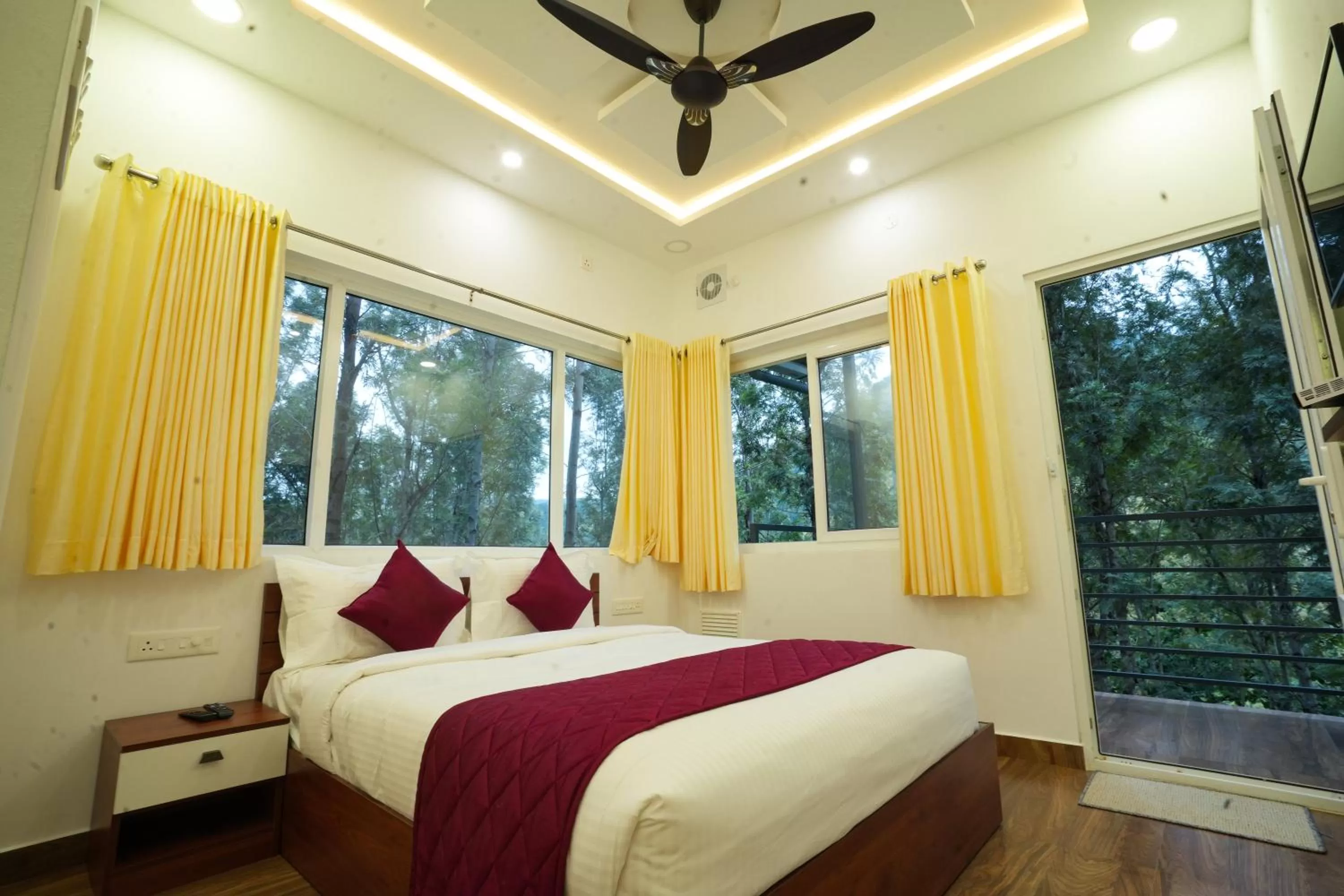 View (from property/room), Bed in Misty Range Resorts