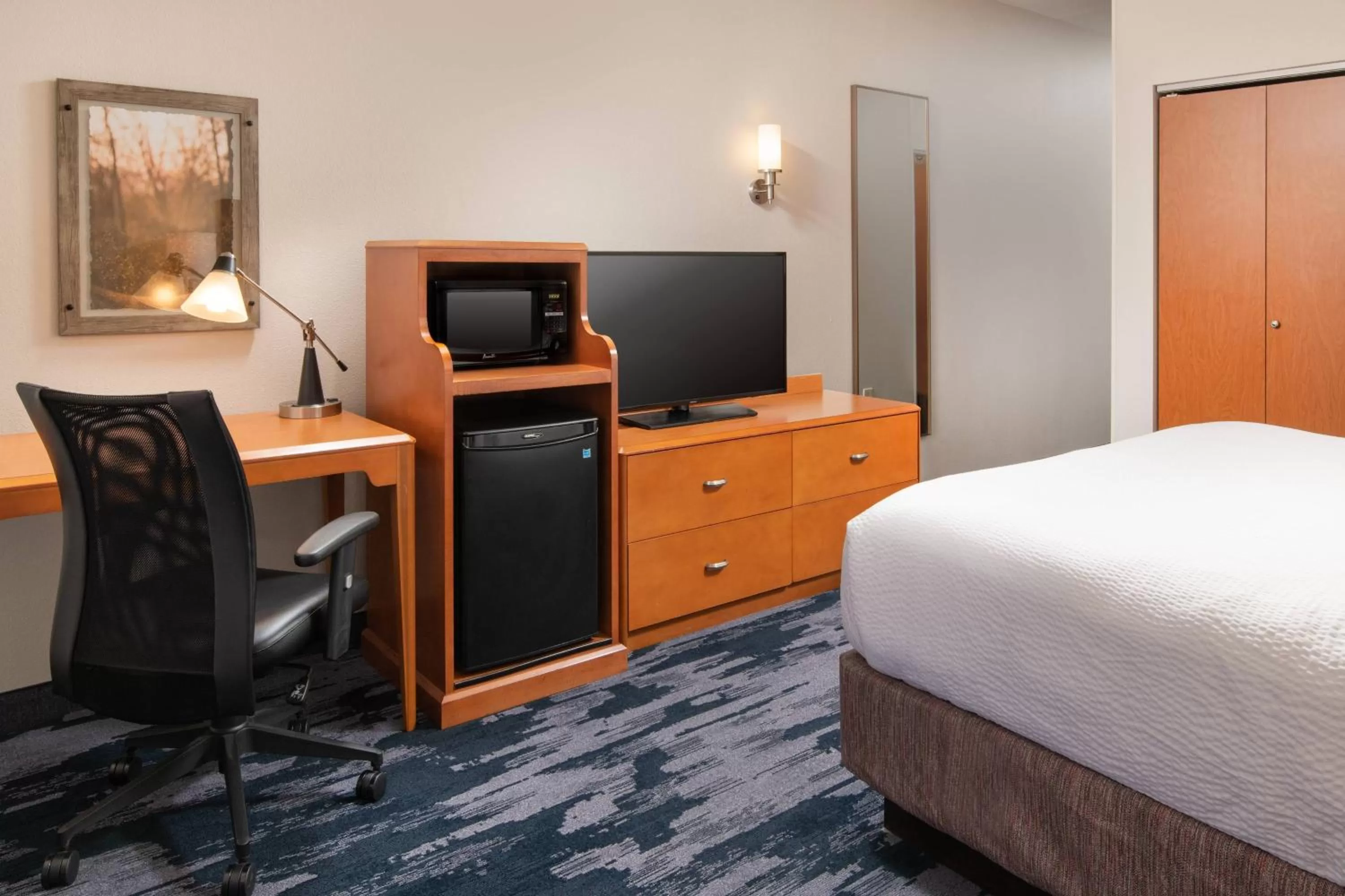 Photo of the whole room, Bed in Fairfield Inn & Suites Chattanooga I-24/Lookout Mountain
