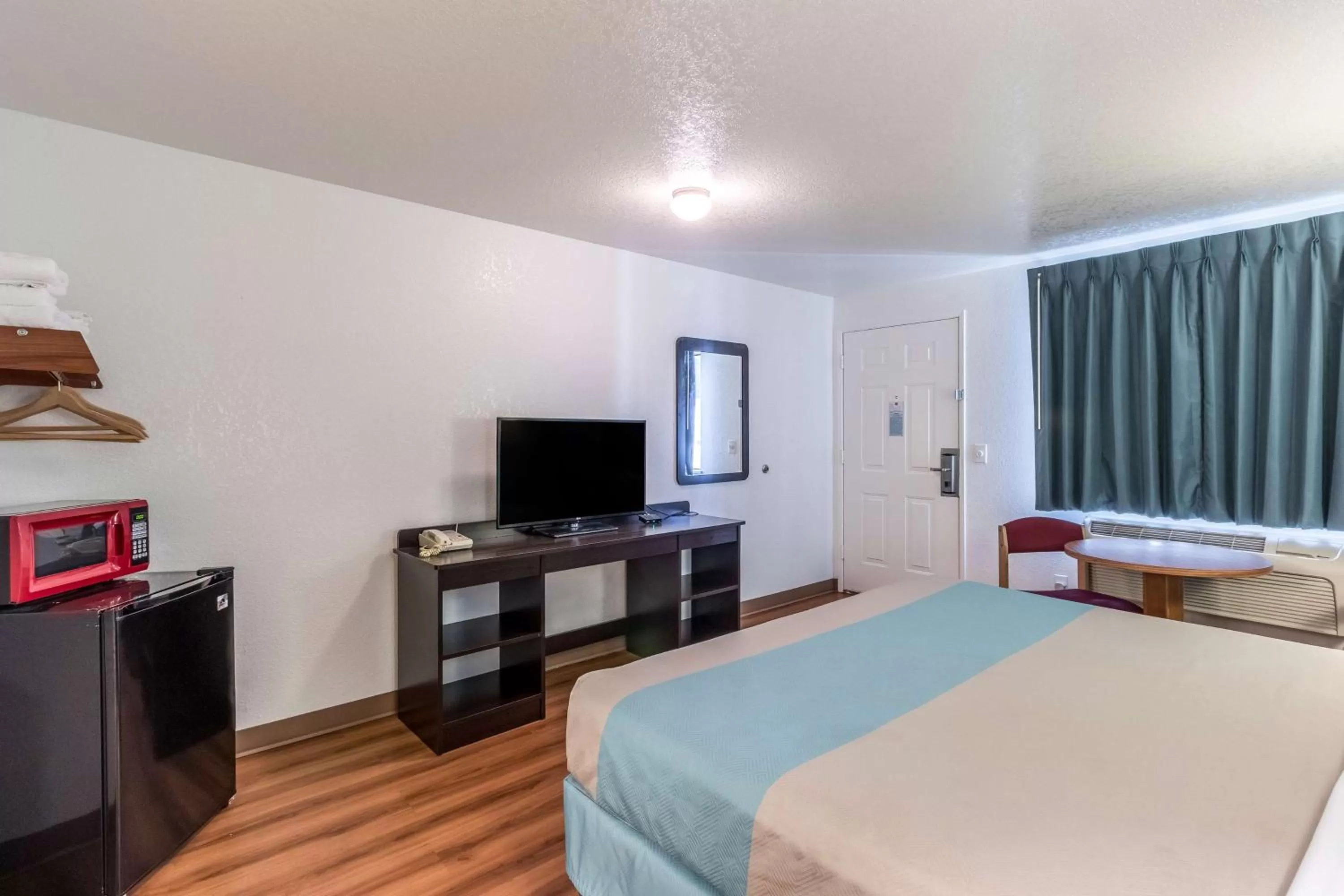 TV and multimedia, Bed in Motel 6-Astoria, OR