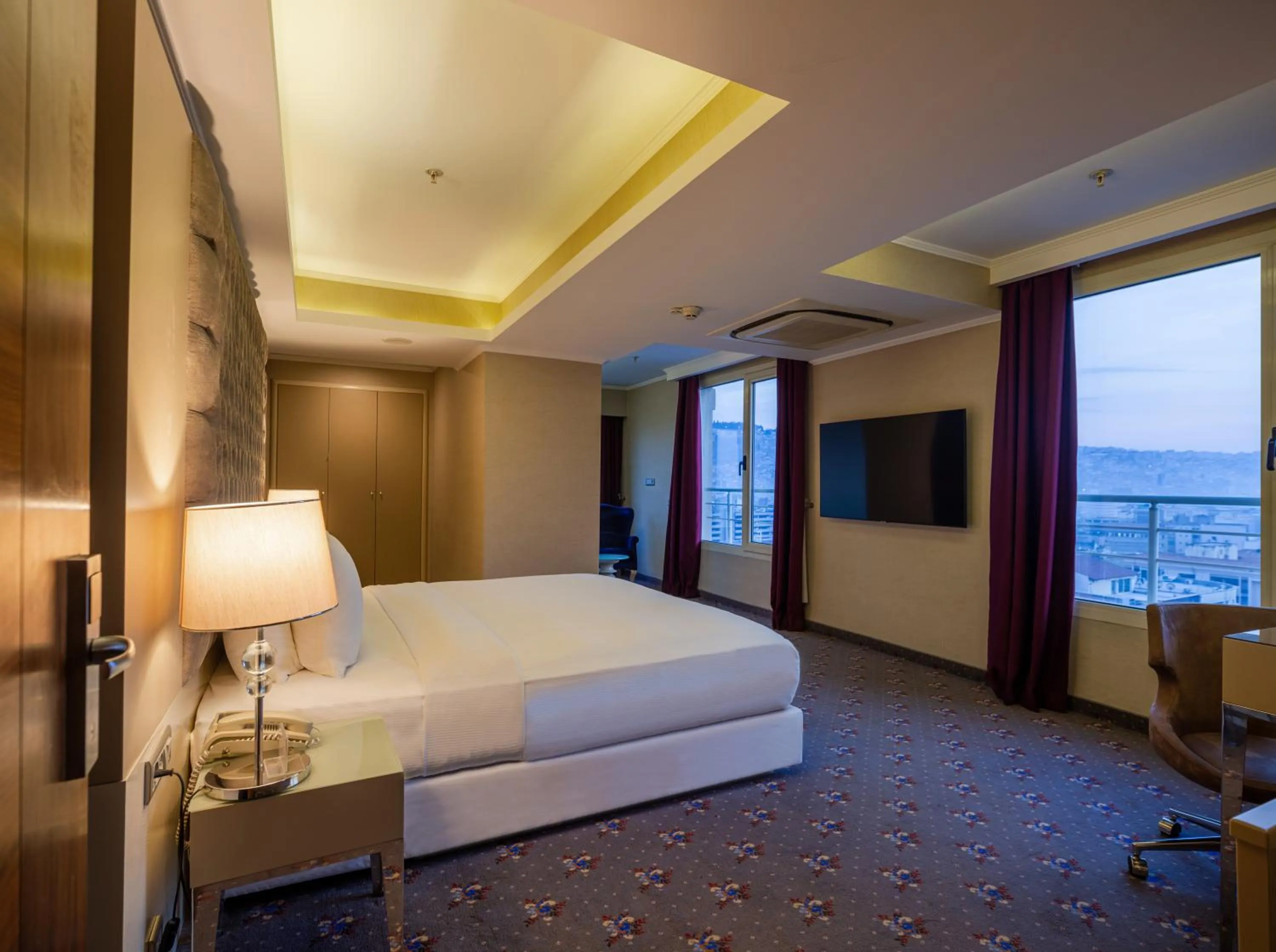 TV and multimedia, Bed in DoubleTree by Hilton Izmir - Alsancak