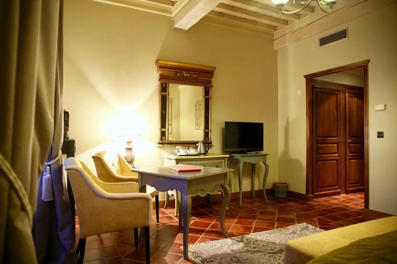 Photo of the whole room in La Villa Mazarin