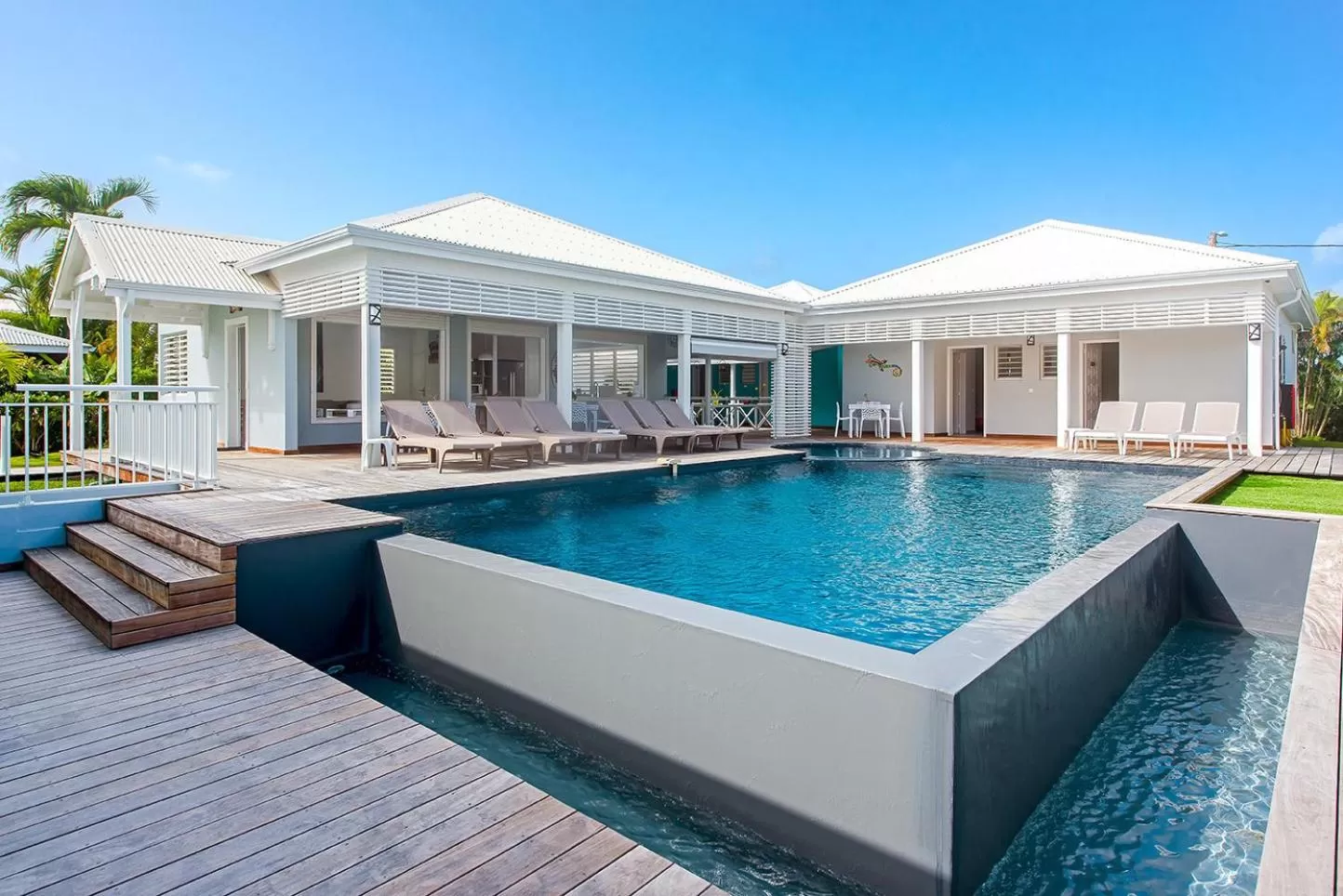 Property building, Swimming Pool in Hôtel La Christophine