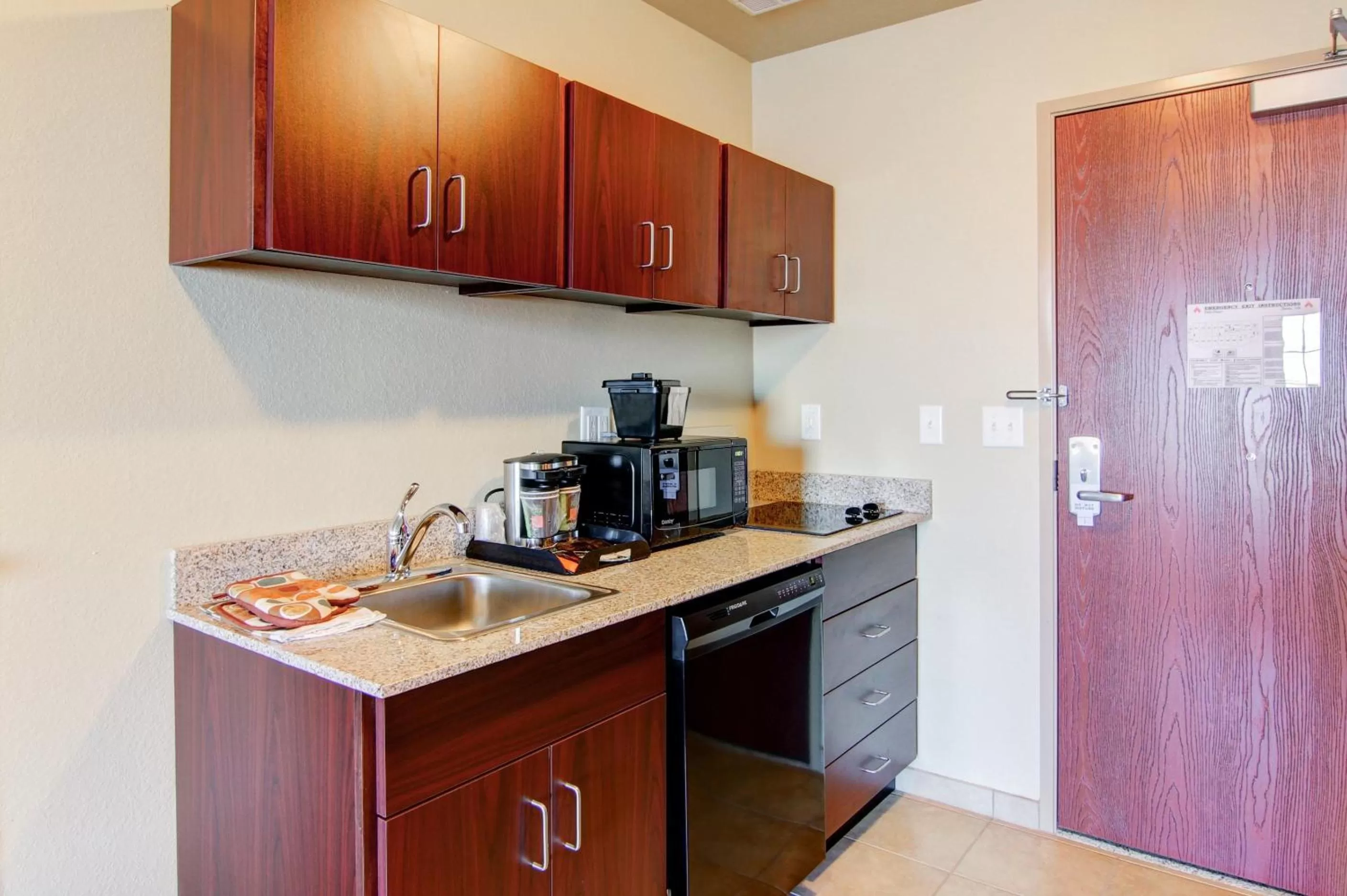 Kitchen or kitchenette in Cobblestone Inn & Suites - Brillion