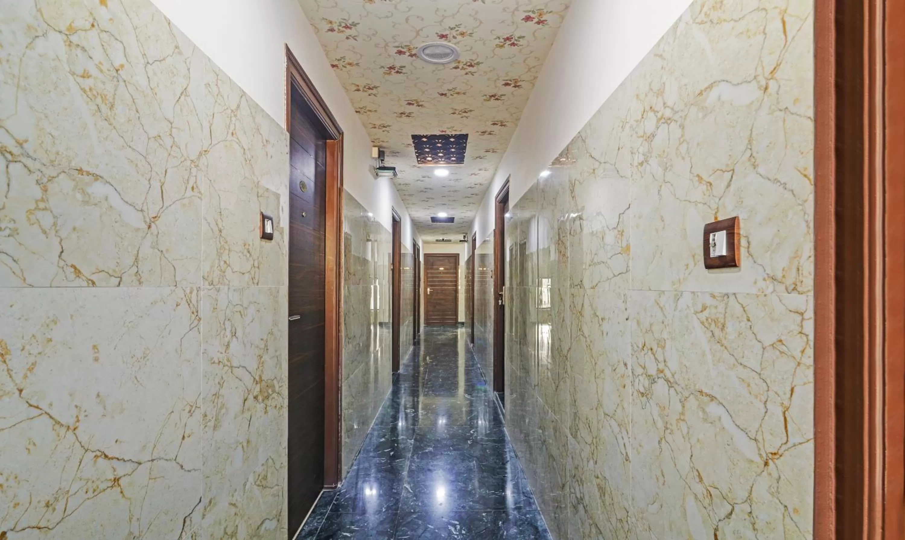 Lobby or reception in Itsy Hotels J A Royal Suites Manikonda