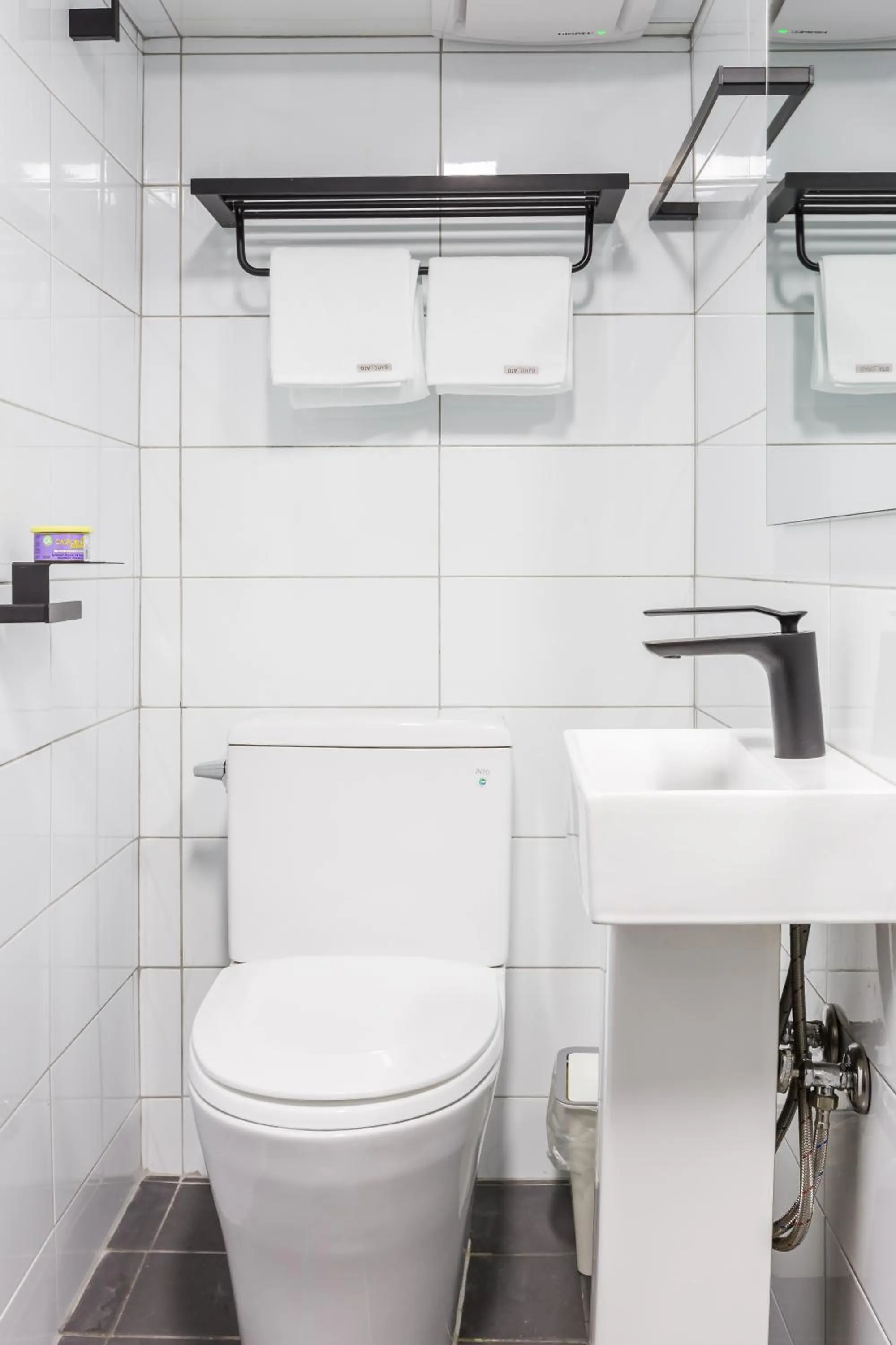 Shower in Hotel Baroato 2nd