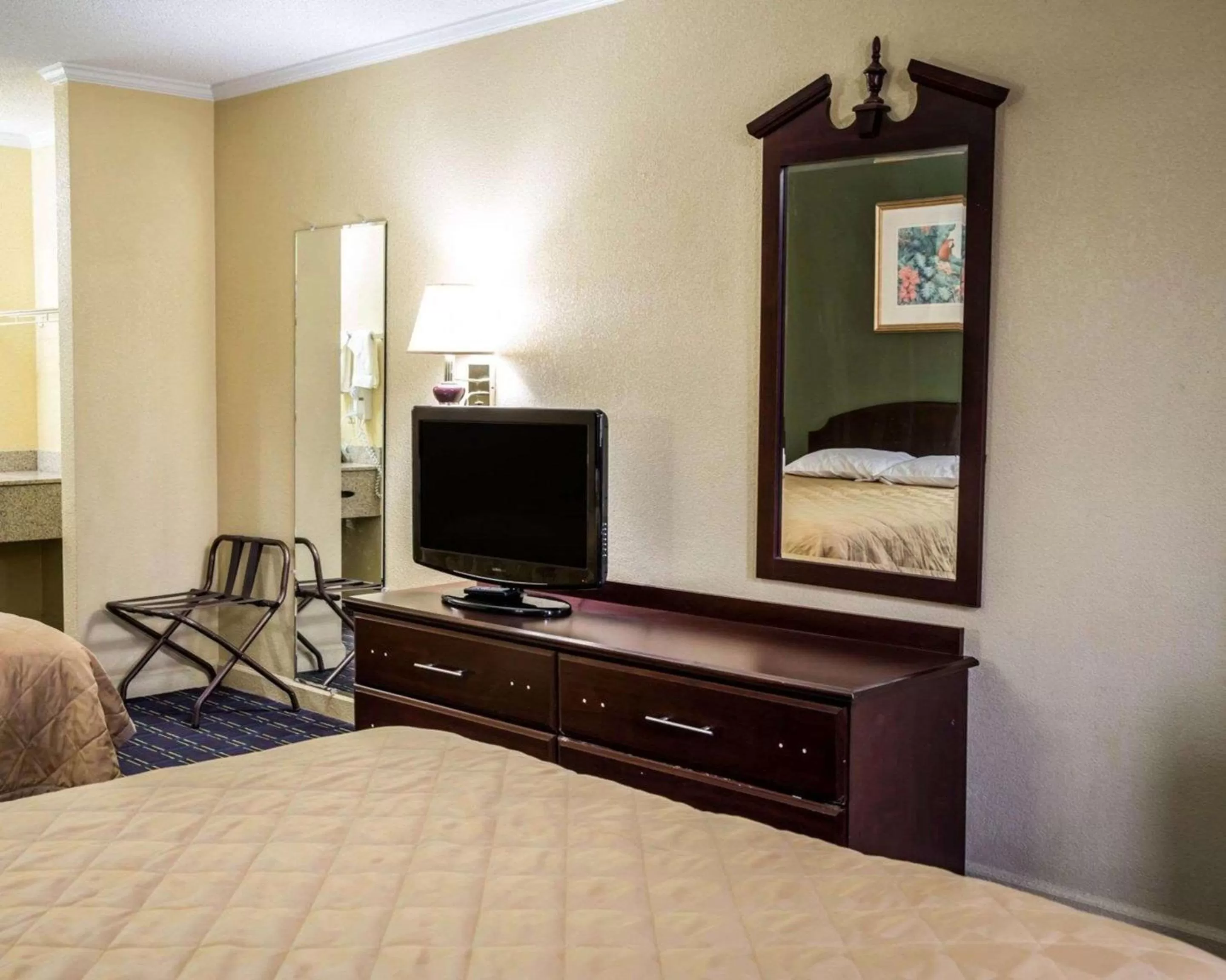 Photo of the whole room, Bed in Rodeway Inn & Suites Plymouth Hwy 64