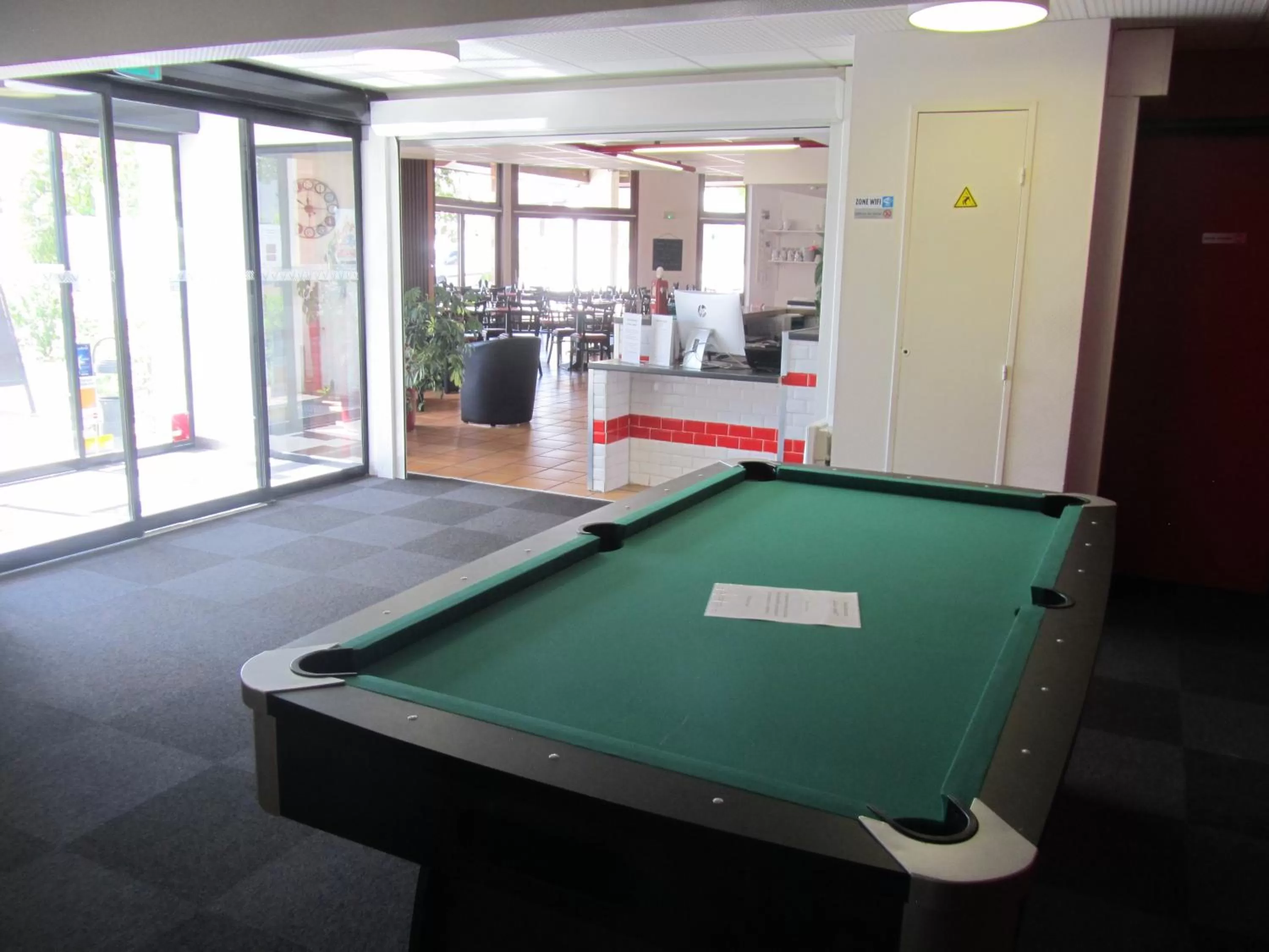 Billiard in Hôtel Le Saint Joseph