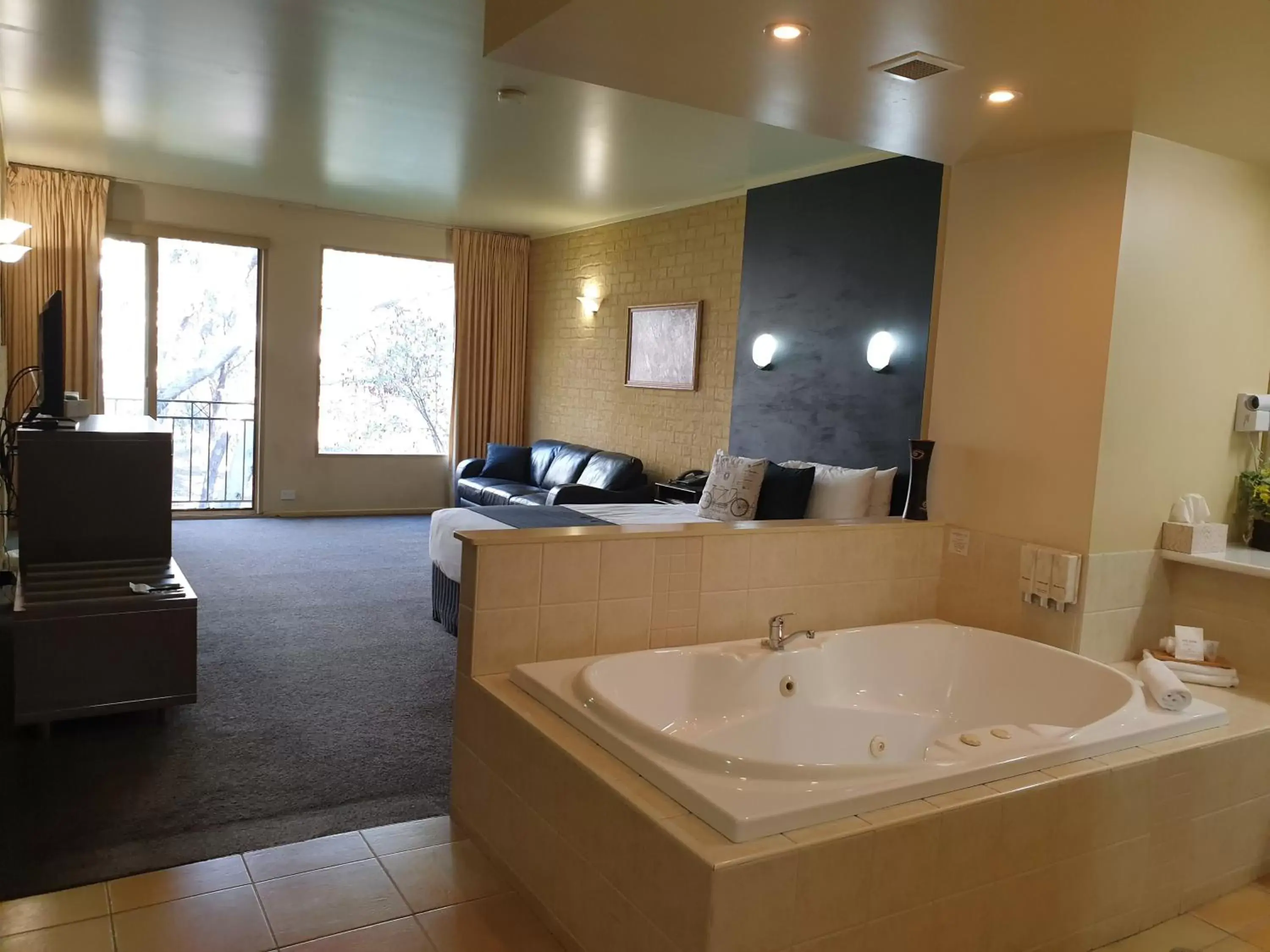 Comfort Queen Room with Spa Bath in Madison Spa Motel - Adults Only Comfort Queen Room with Spa Bath in Madison Spa Motel - Adults Only