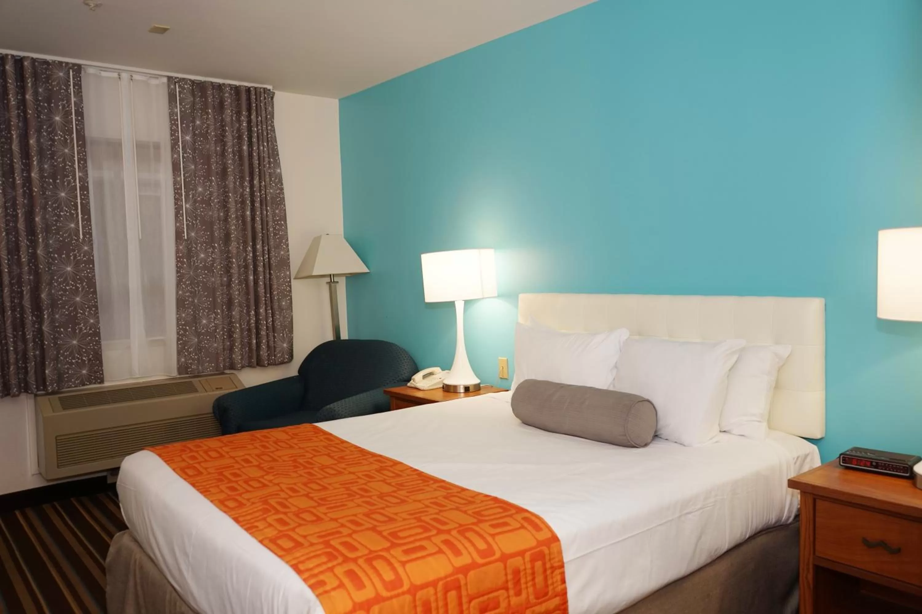 Bed in Howard Johnson by Wyndham Salinas