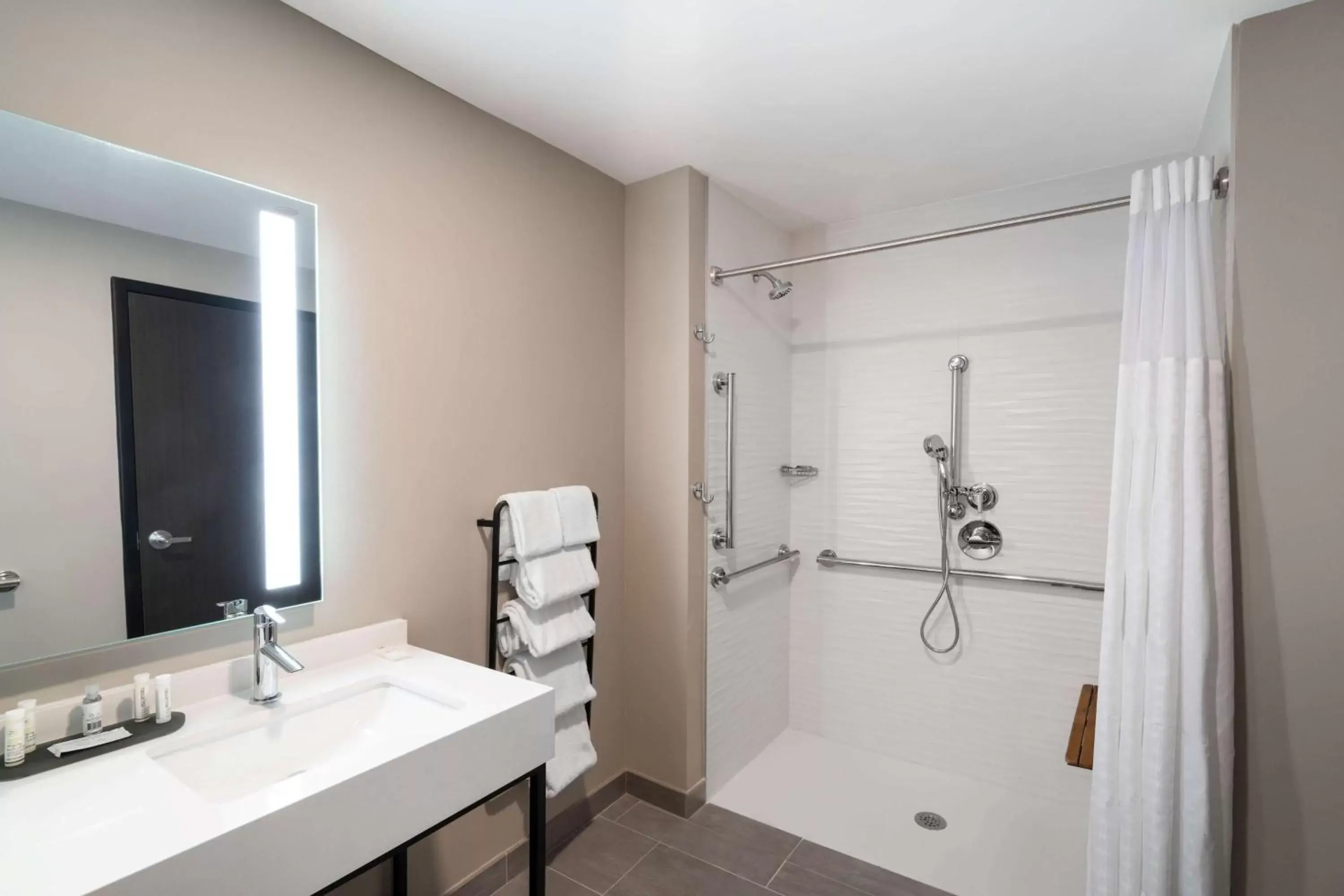 Corner Studio King Suite with Tub with Grab Bars - Mobility Accessible/Non-Smoking in La Quinta Inn & Suites by Wyndham Nashville Downtown Stadium Corner Studio King Suite with Tub with Grab Bars - Mobility Accessible/Non-Smoking in La Quinta Inn & Suites by Wyndham Nashville Downtown Stadium