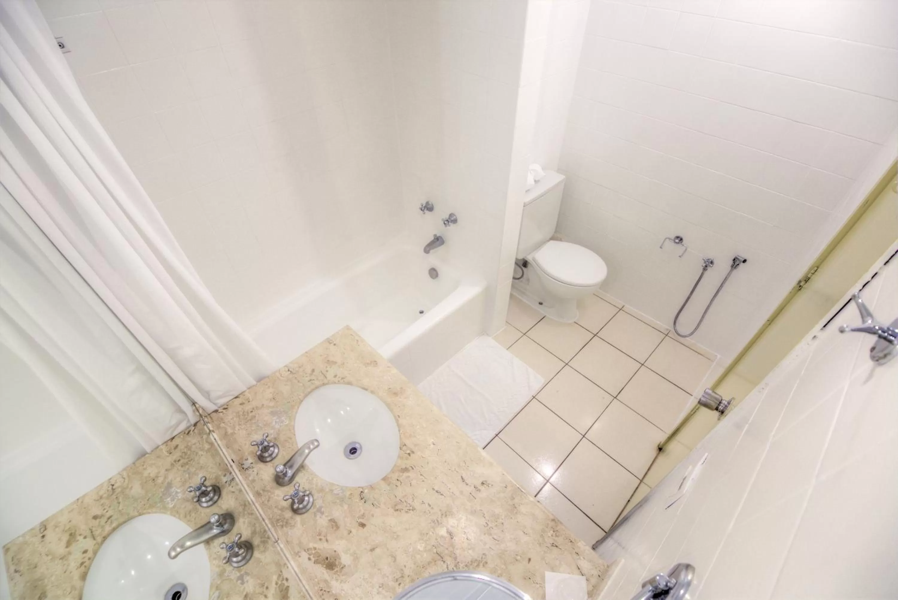 Shower in Hotel Dan Inn Uberaba & Convenções By Nacional Inn