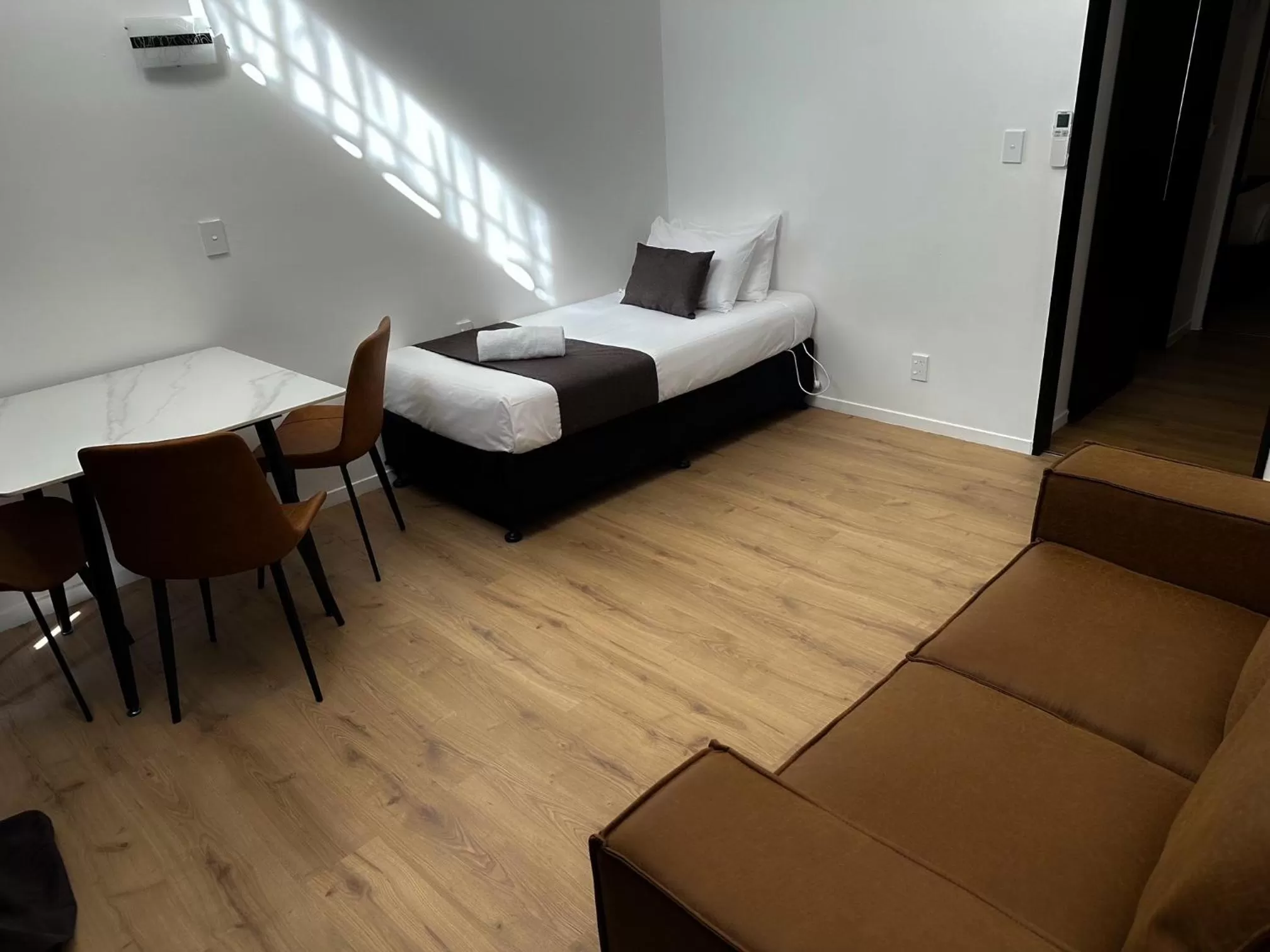 Living room, Bed in Burwood Motel