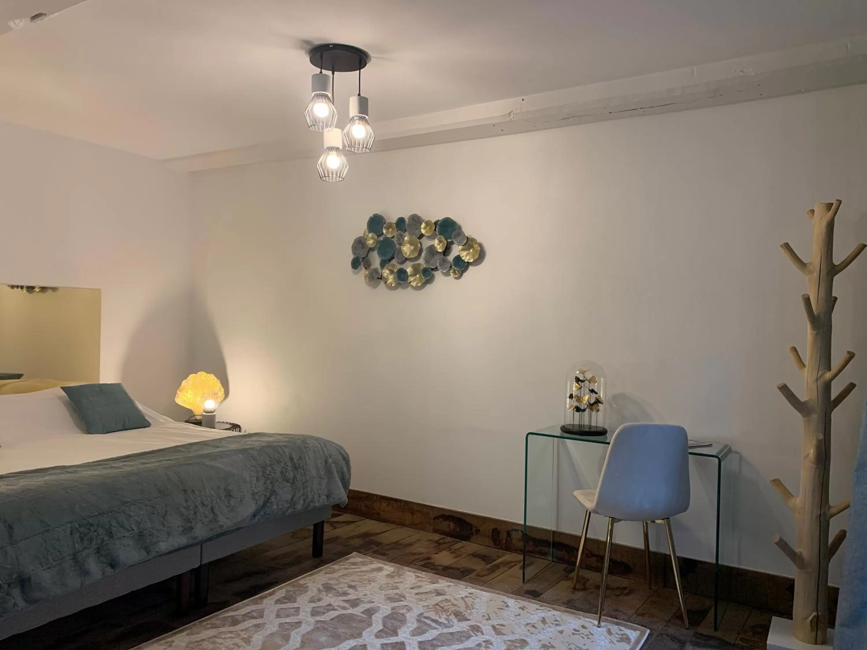 Photo of the whole room in L'Ecole des Demoiselles