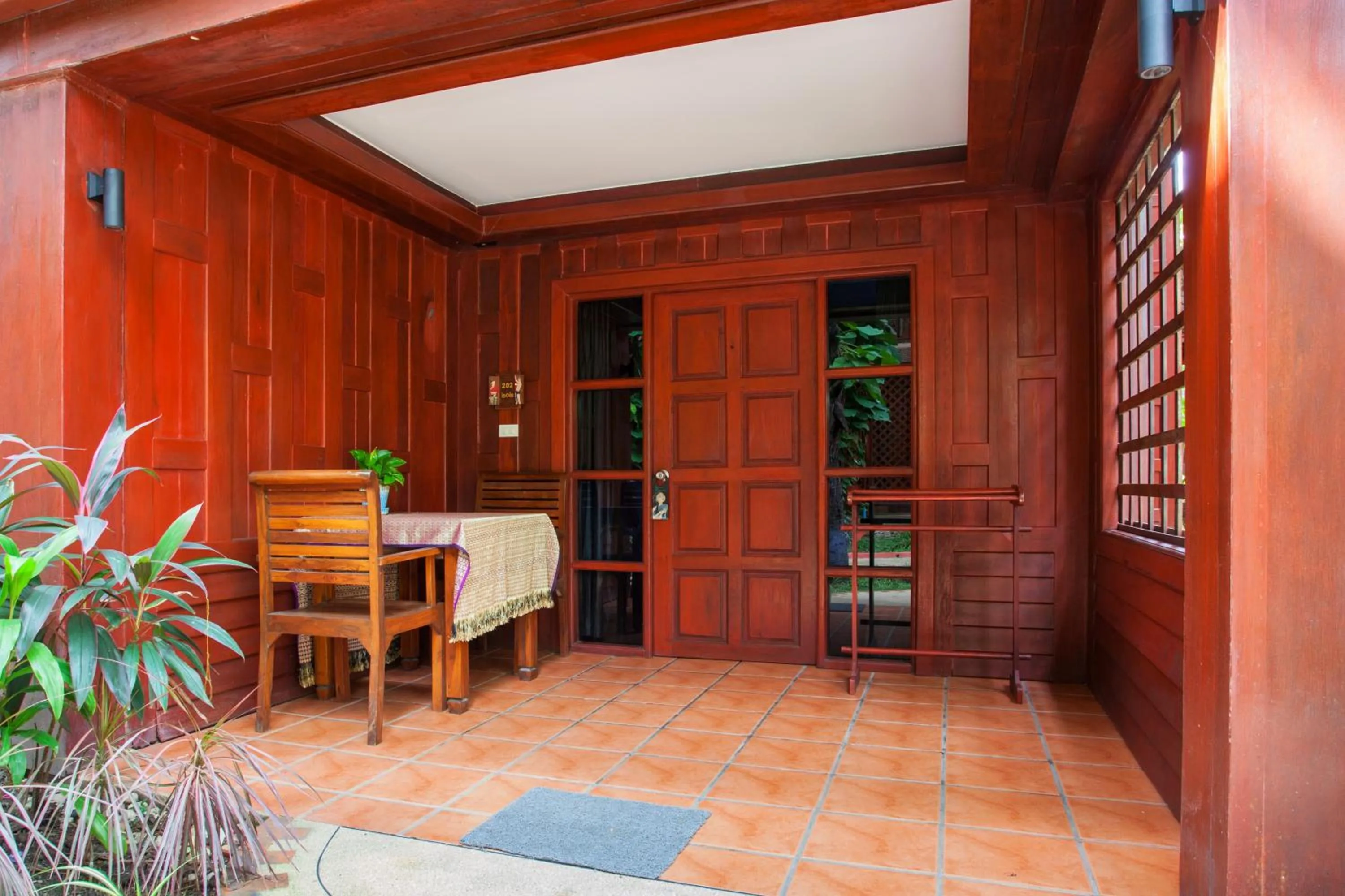 Patio in Royal Phawadee Village Patong - 2 Minutes walk to the beach