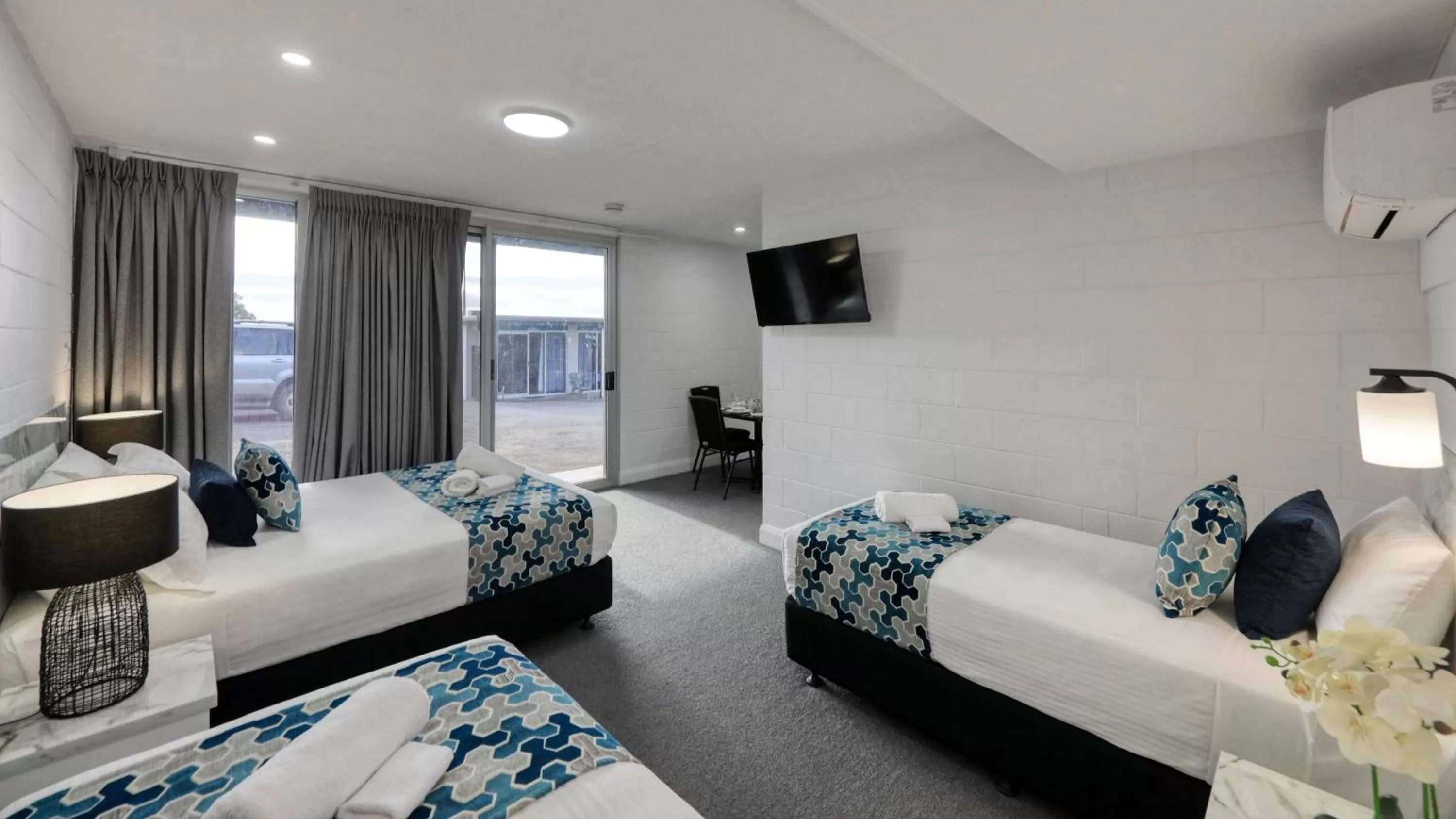 TV and multimedia, Bed in Hilltop Motel