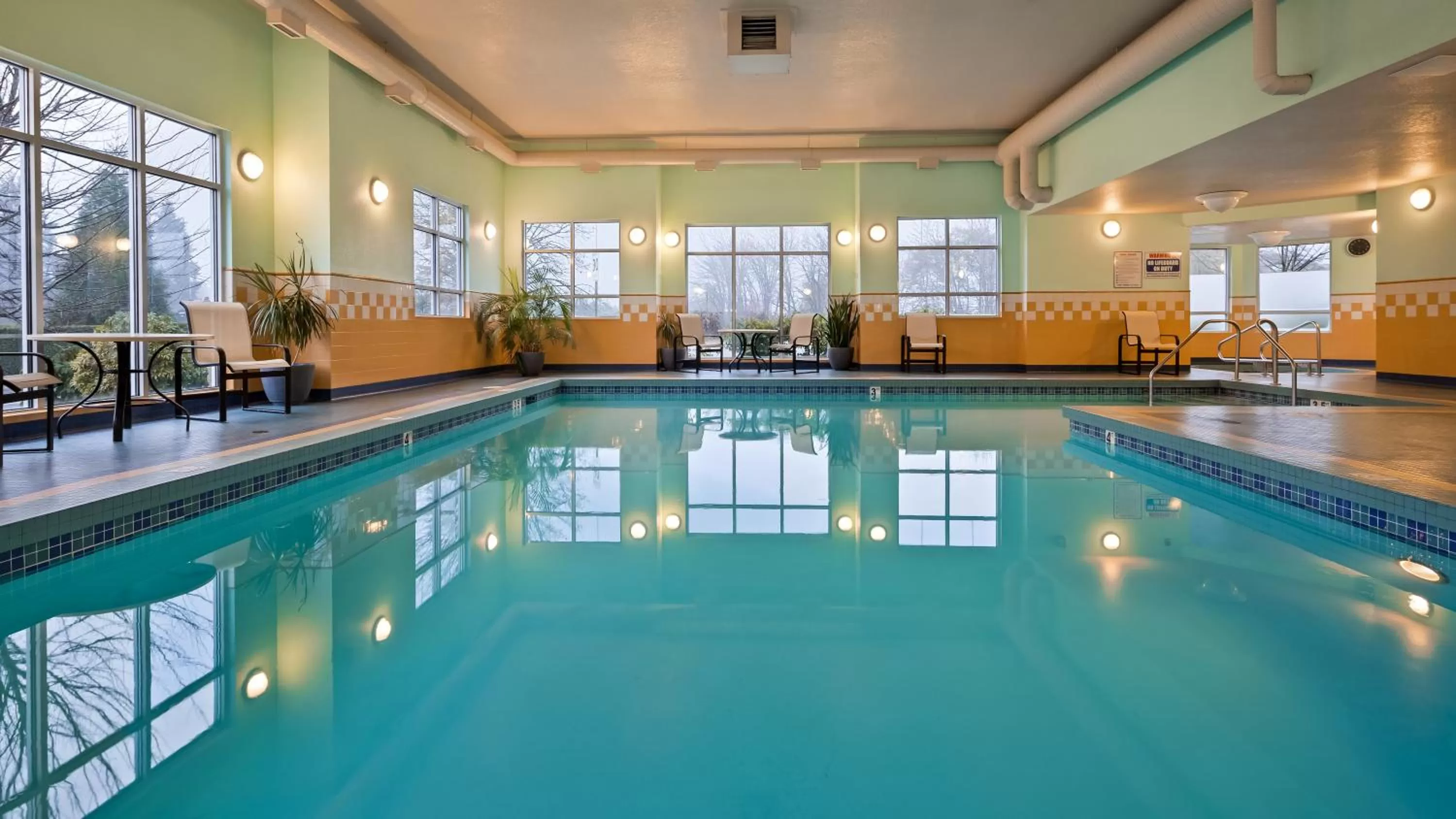 Swimming pool in Best Western PLUS Chemainus Inn