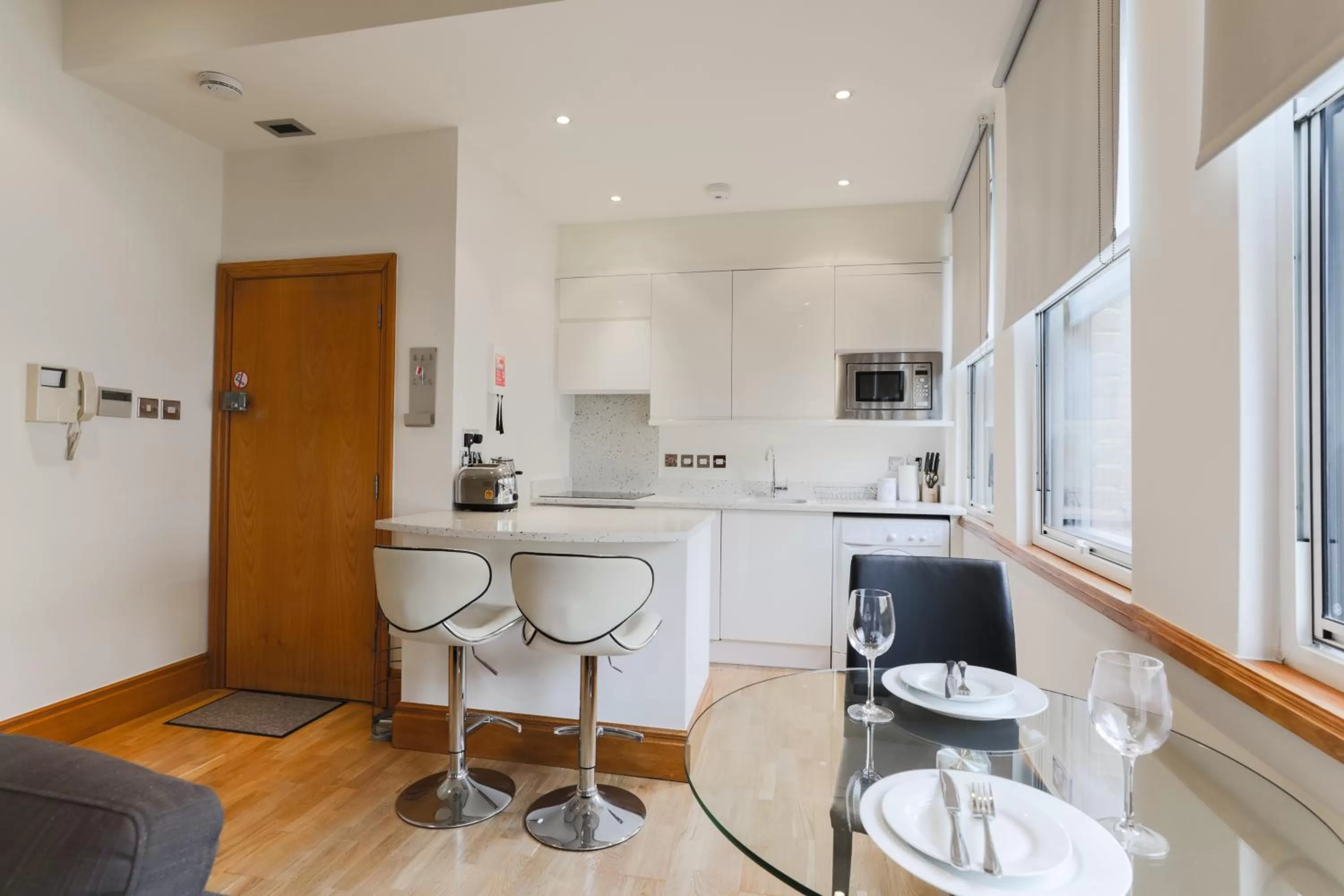 Kitchen or kitchenette in Monument Apartments