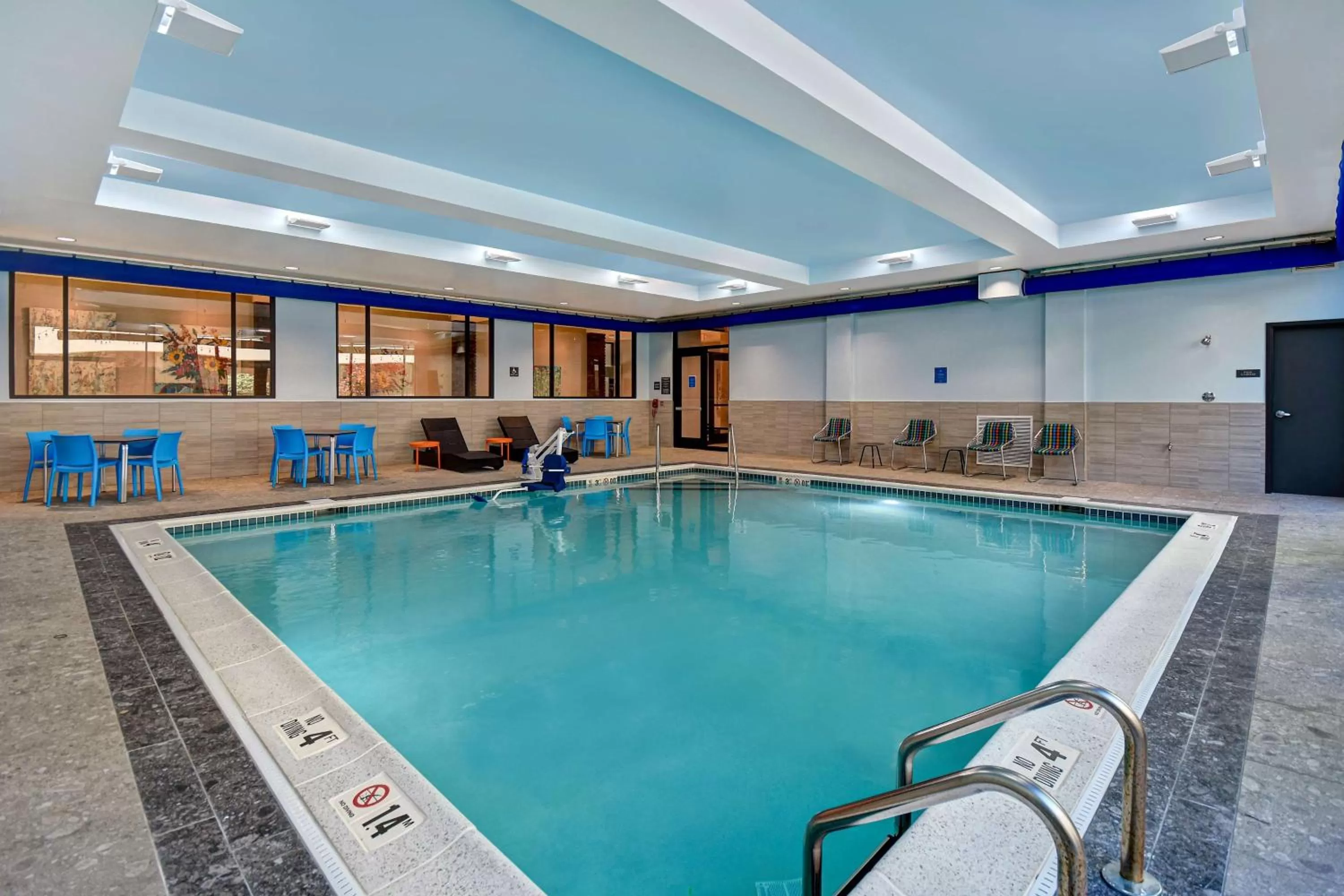 Swimming pool in Hilton Garden Inn Kalamazoo Downtown