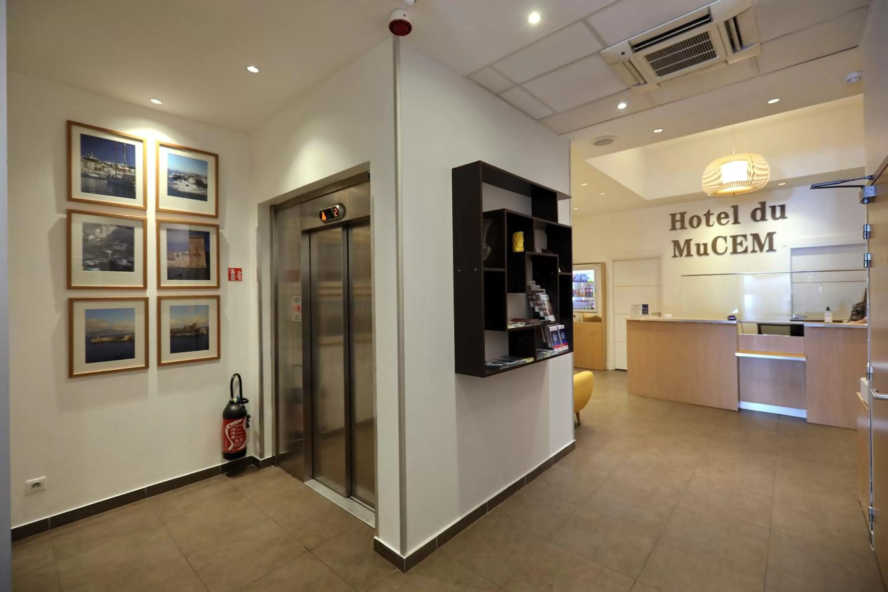Lobby or reception in Best Western Hotel du Mucem