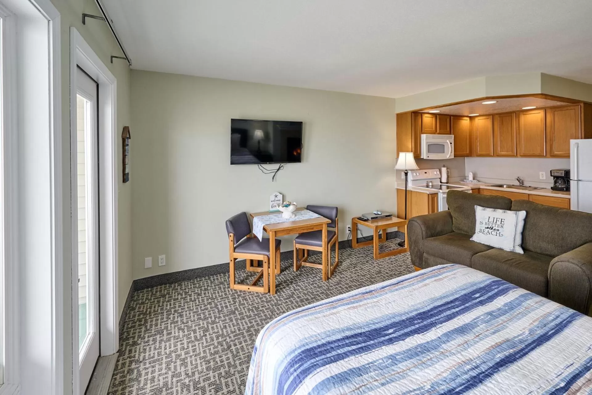 Bed, TV/Entertainment Center in D Sands Rentals