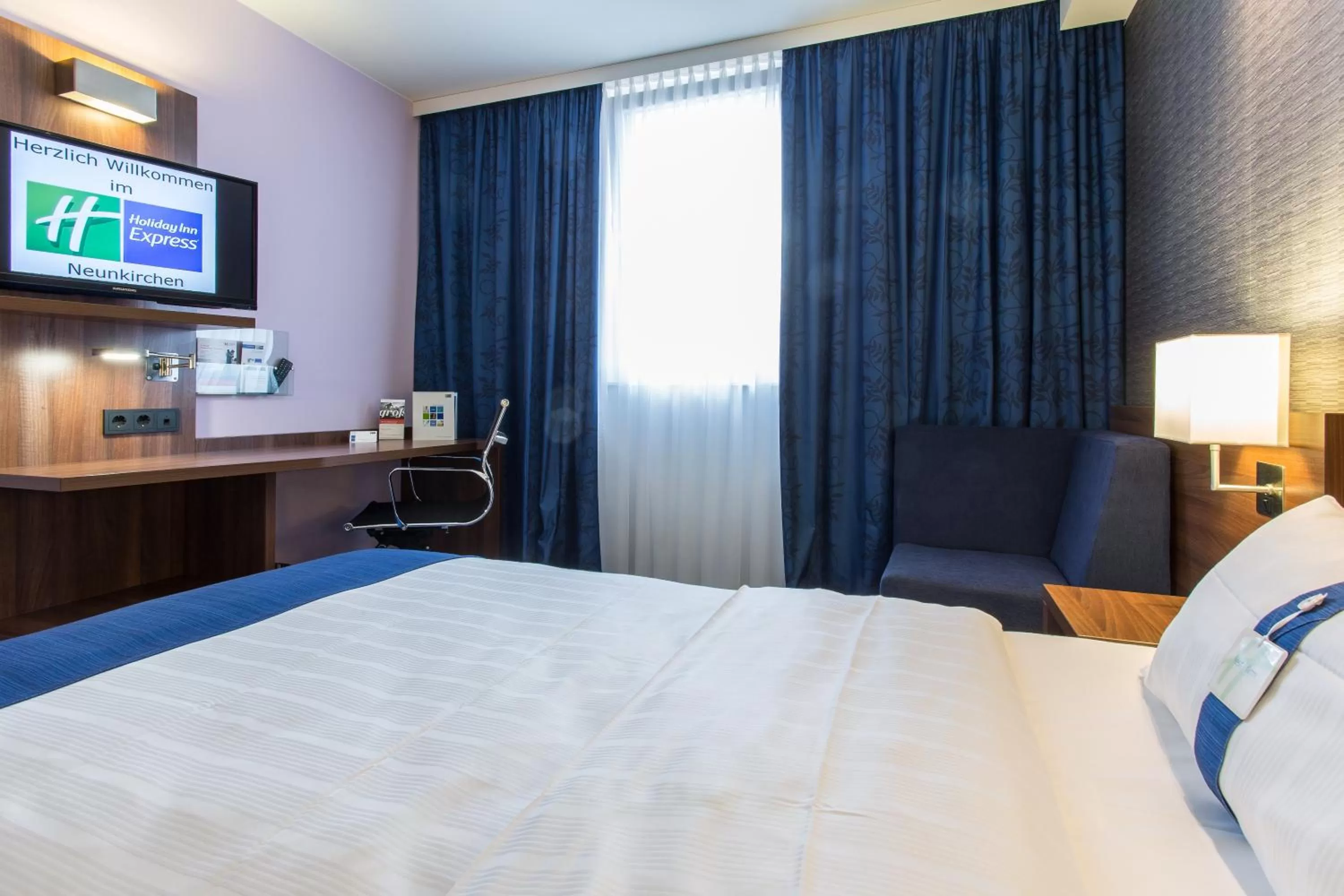 Photo of the whole room, Bed in Holiday Inn Express Neunkirchen by IHG