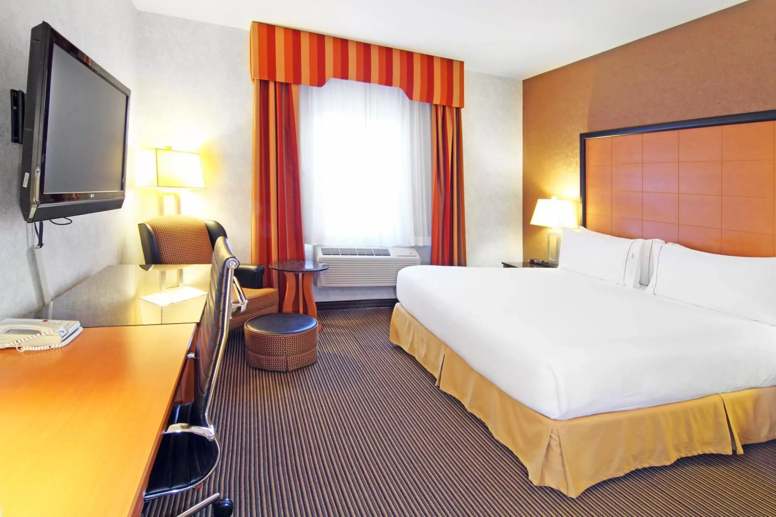 King Room in Holiday Inn Express Calgary South, an IHG Hotel King Room in Holiday Inn Express Calgary South, an IHG Hotel