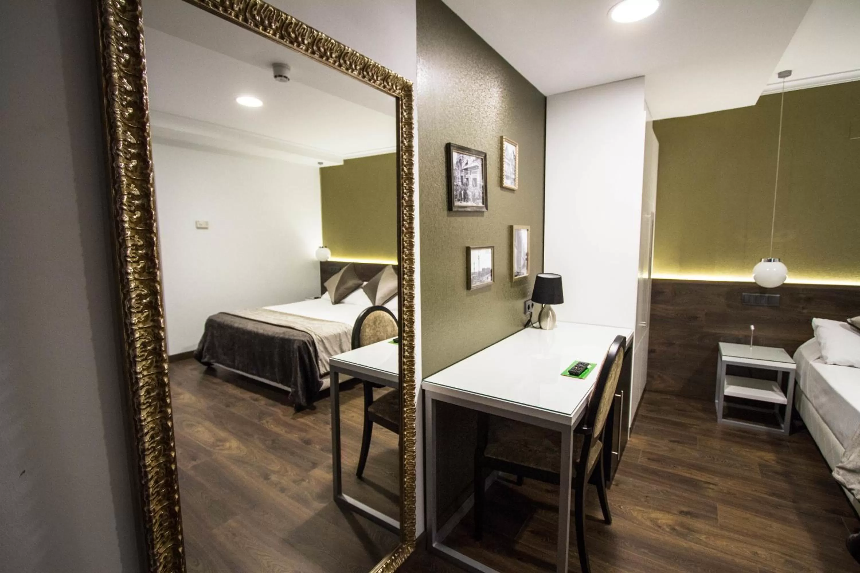 Bedroom, Bed in Moderno