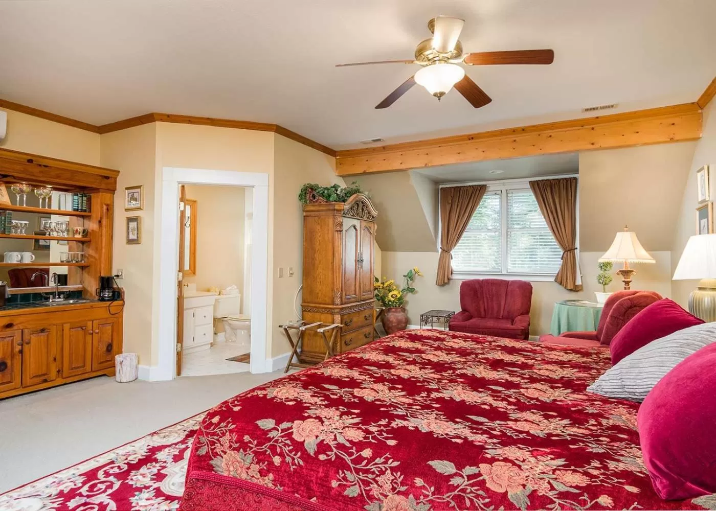 Bed in Highland Lake Inn & Resort - Flat Rock