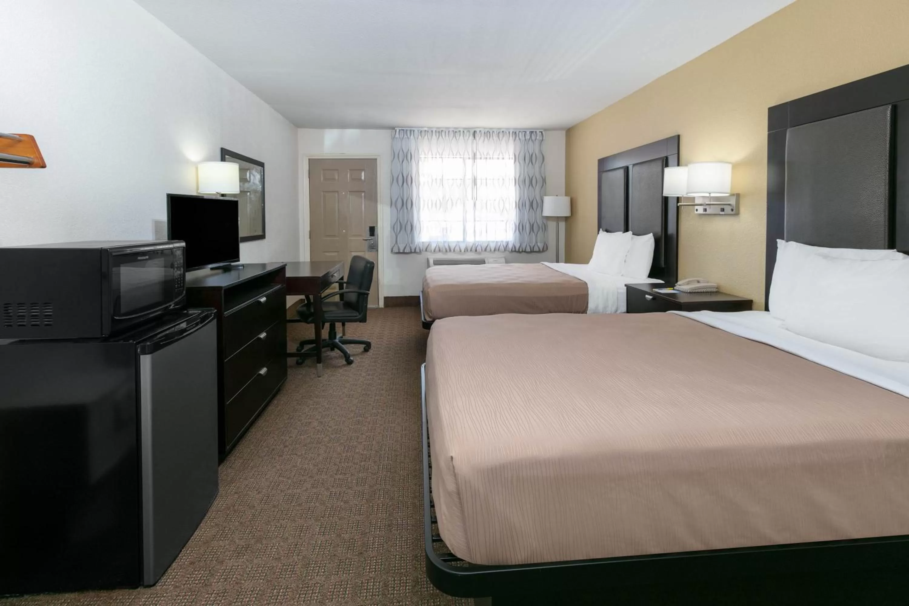 Bed in Days Inn by Wyndham Granbury