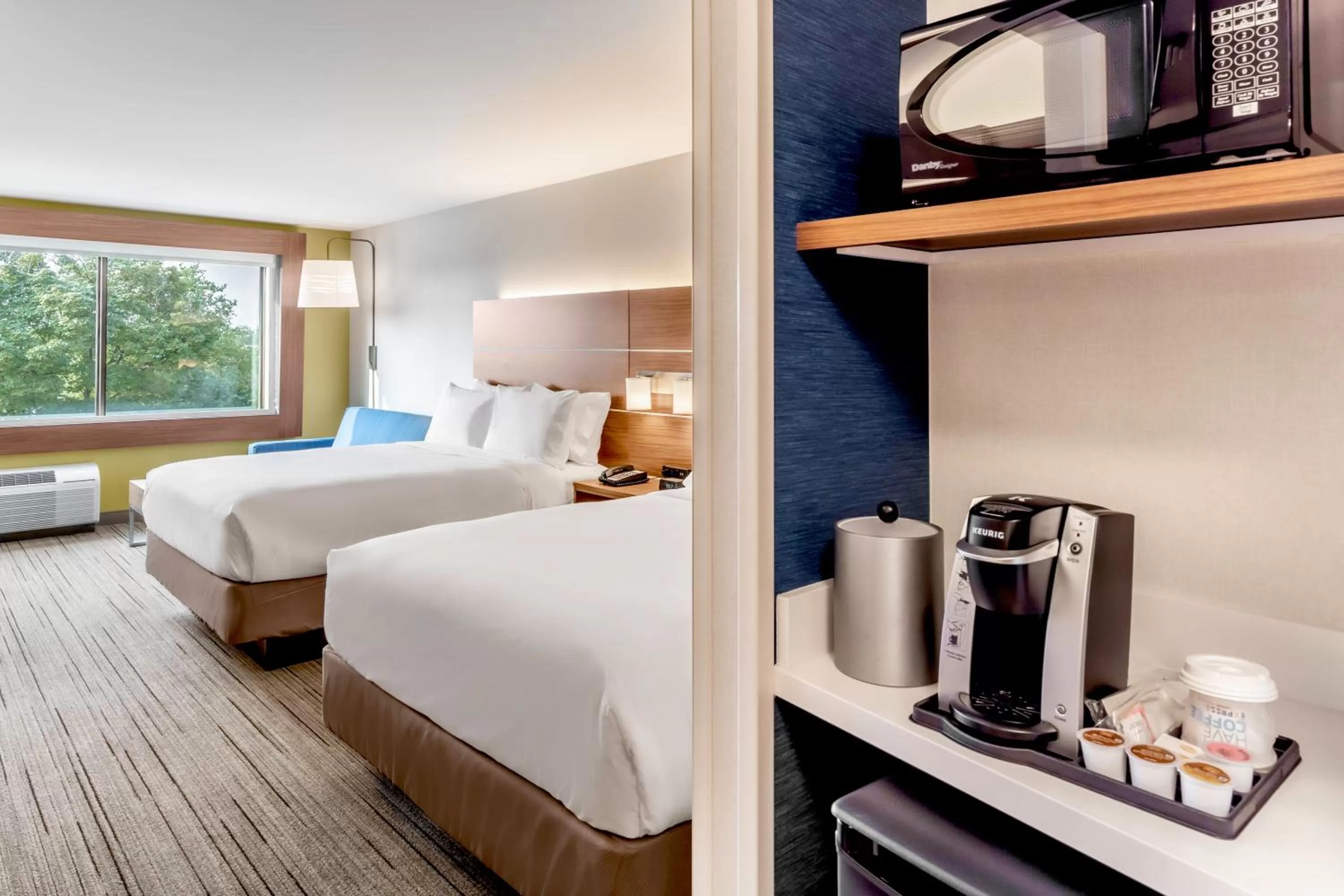 Photo of the whole room, Bed in Holiday Inn Express & Suites - Milwaukee West Allis by IHG