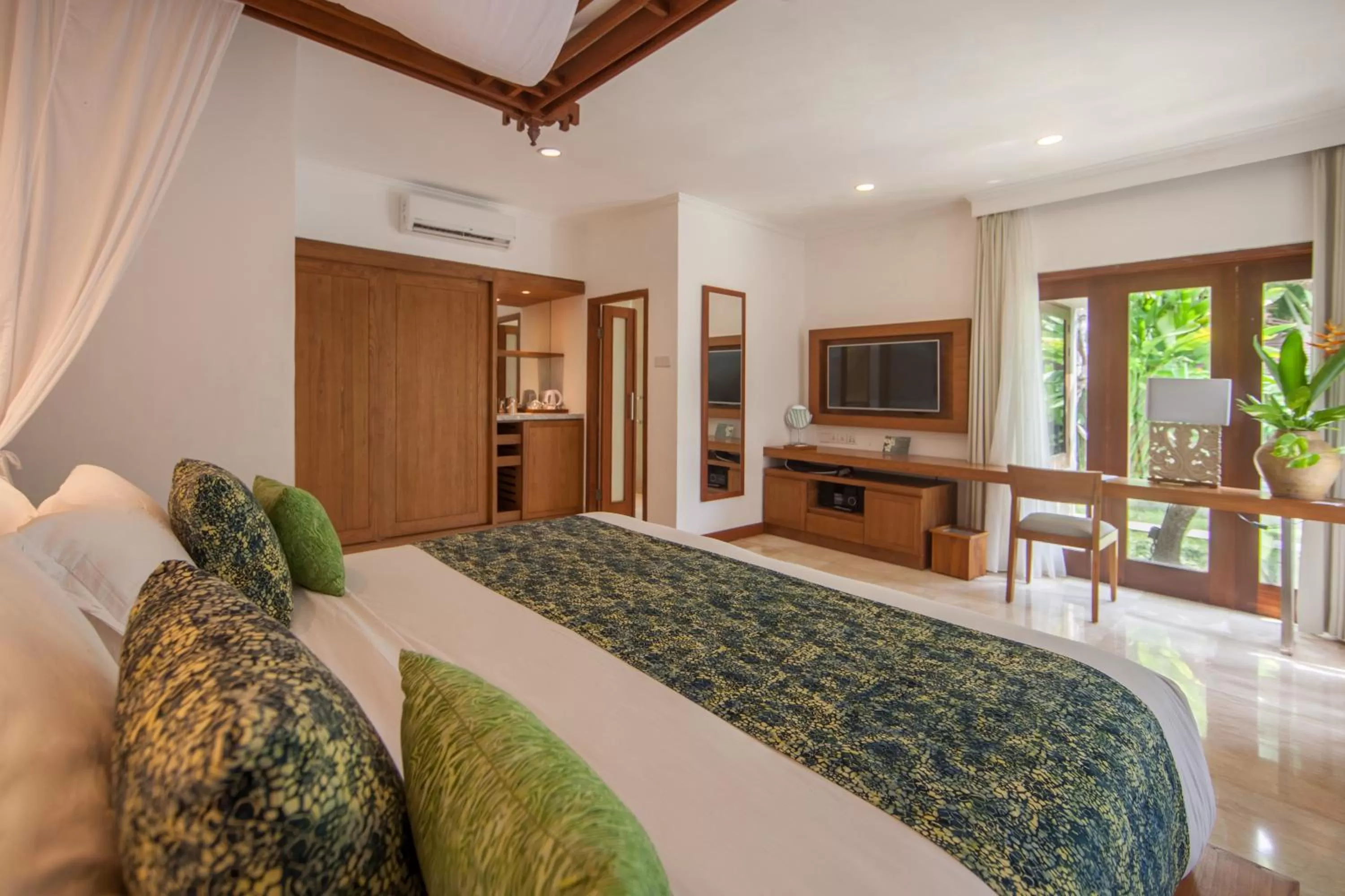 Bedroom, Bed in Legian Beach Hotel