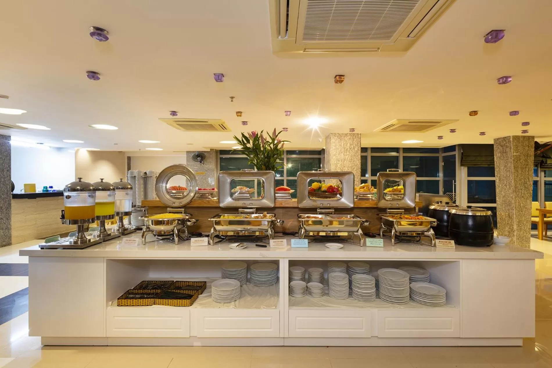 Restaurant/places to eat in Prime New Hotel